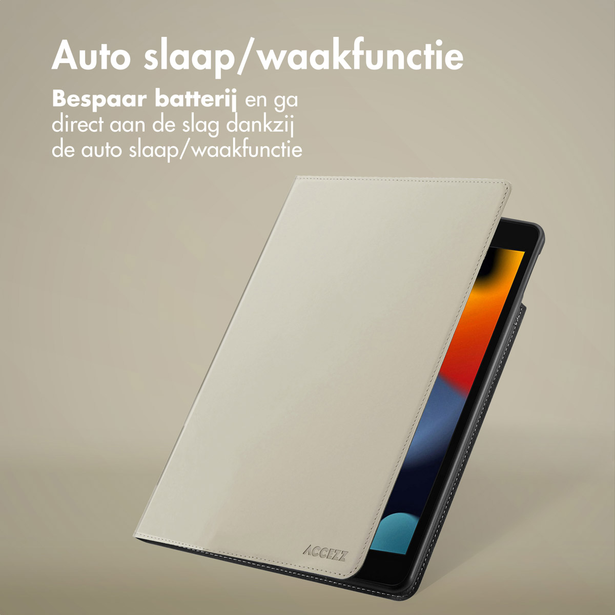 Une housse d'iPad beige avec un iPad à l'intérieur, ouverte. Le texte indique "Fonction veille/réveil automatique".