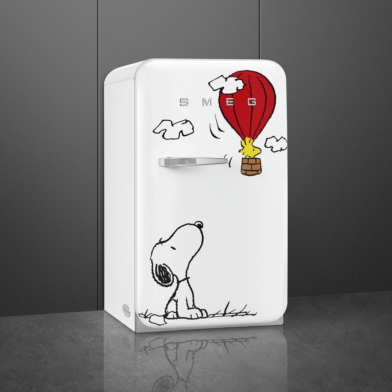 Un refrigerador blanco con Snoopy y una ilustración de globo aerostático en la puerta.