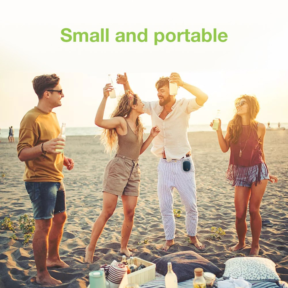Cztery osoby na plaży, niektóre trzymają napoje. Tekst brzmi: Mały i przenośny.