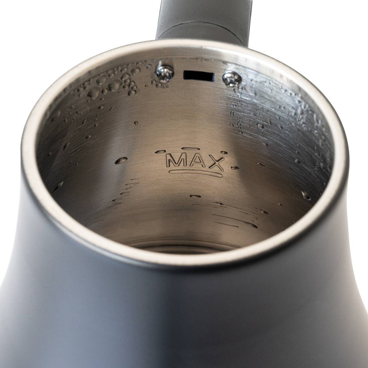 Innenansicht eines schwarzen elektrischen Wasserkochers, MAX-Markierung sichtbar.
