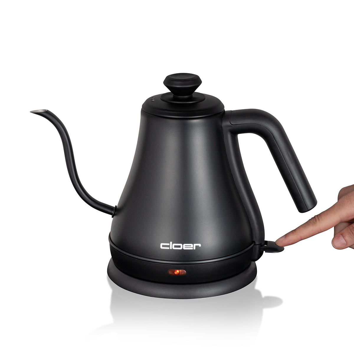 Schwarzer Wasserkocher mit Schwanenhalsauslauf, Finger drückt Knopf.