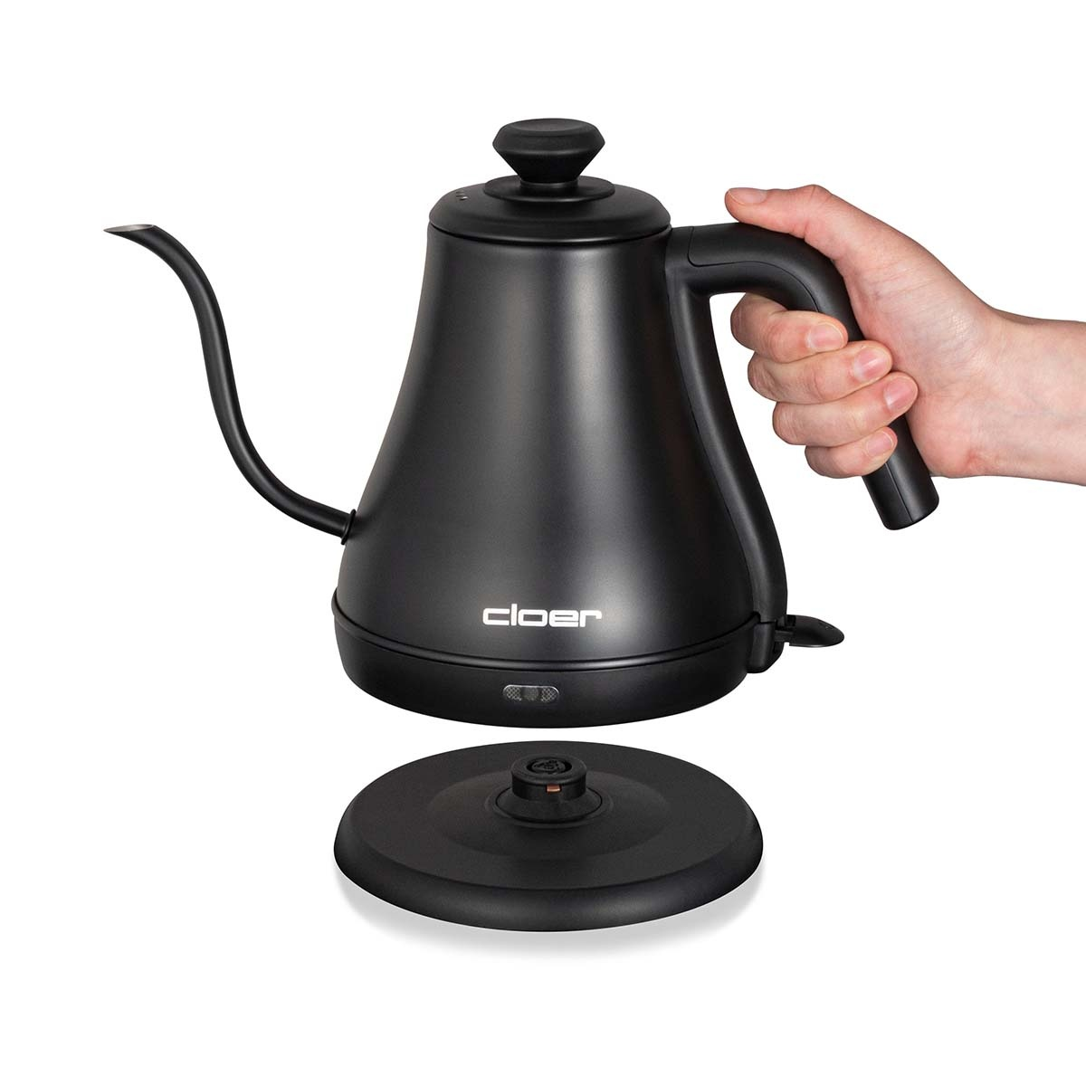 Schwarzer Wasserkocher mit Hand am Griff und Sockel auf weißem Hintergrund.