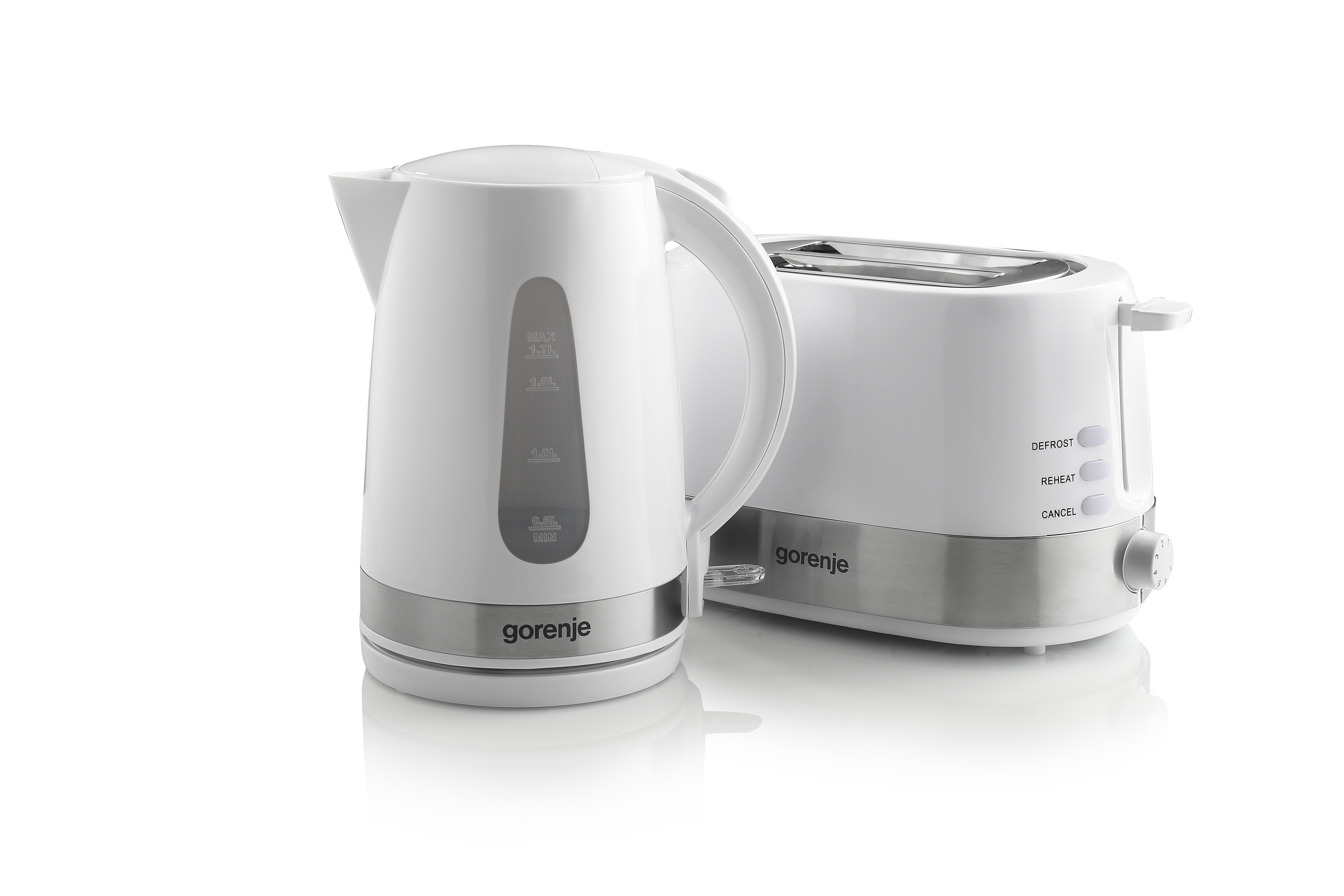 Un bollitore elettrico bianco e un tostapane bianco sono su una superficie bianca, entrambi prodotti Gorenje.