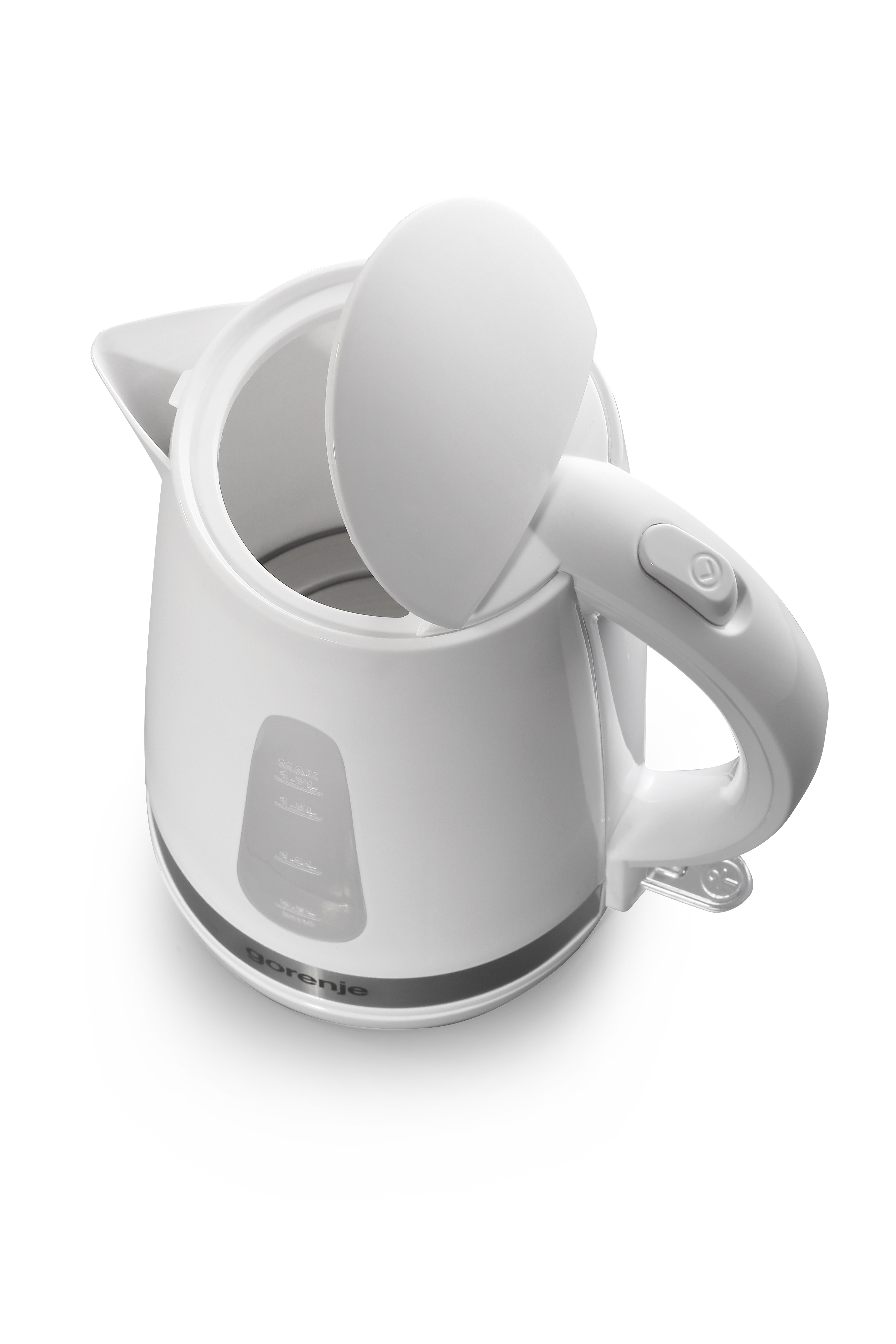 Bollitore elettrico bianco con coperchio aperto. Rifinitura e manico neri. Sfondo bianco.