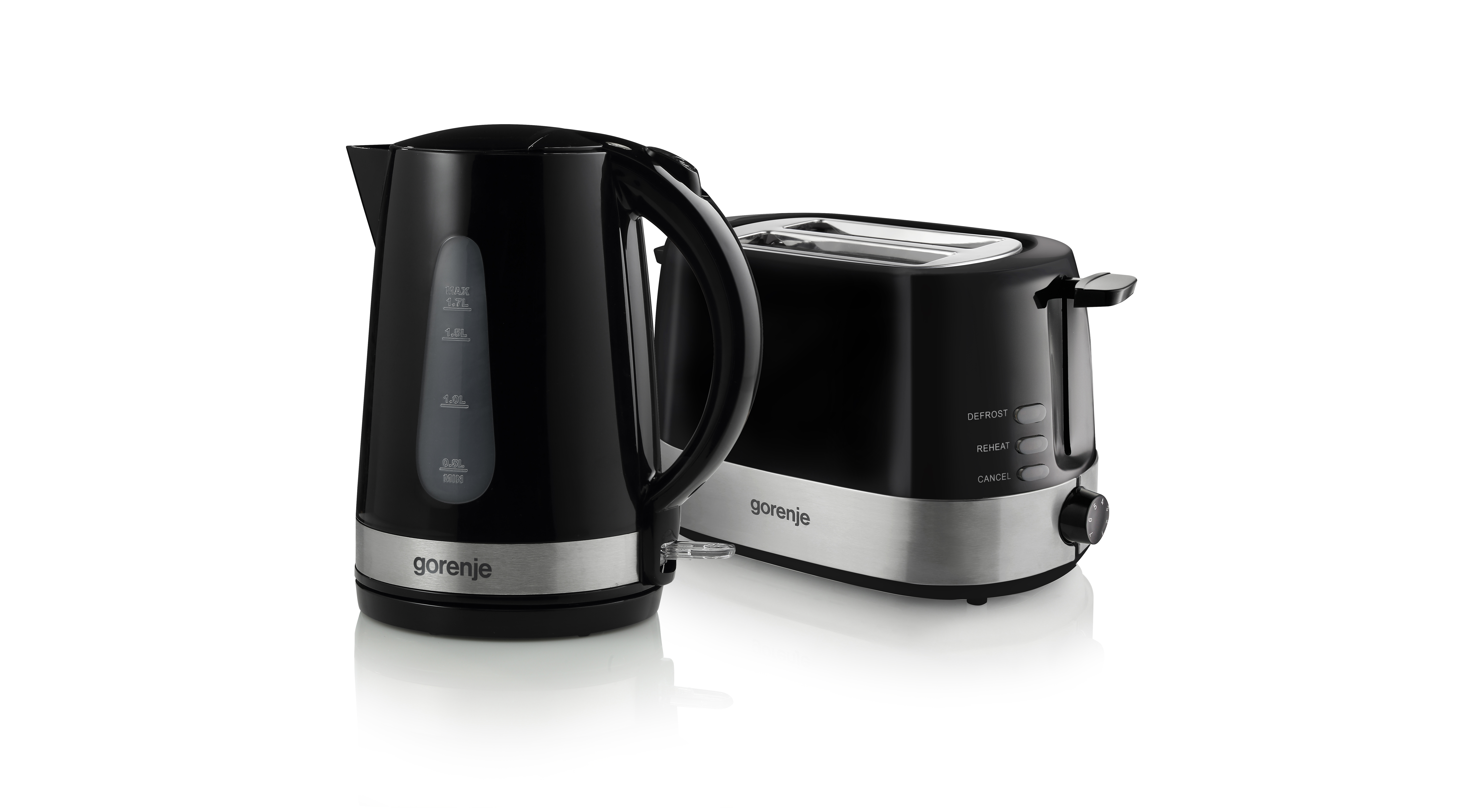 Ein schwarzes Wasserkocher- und Toaster-Set auf weißem Hintergrund, Seitenansicht.