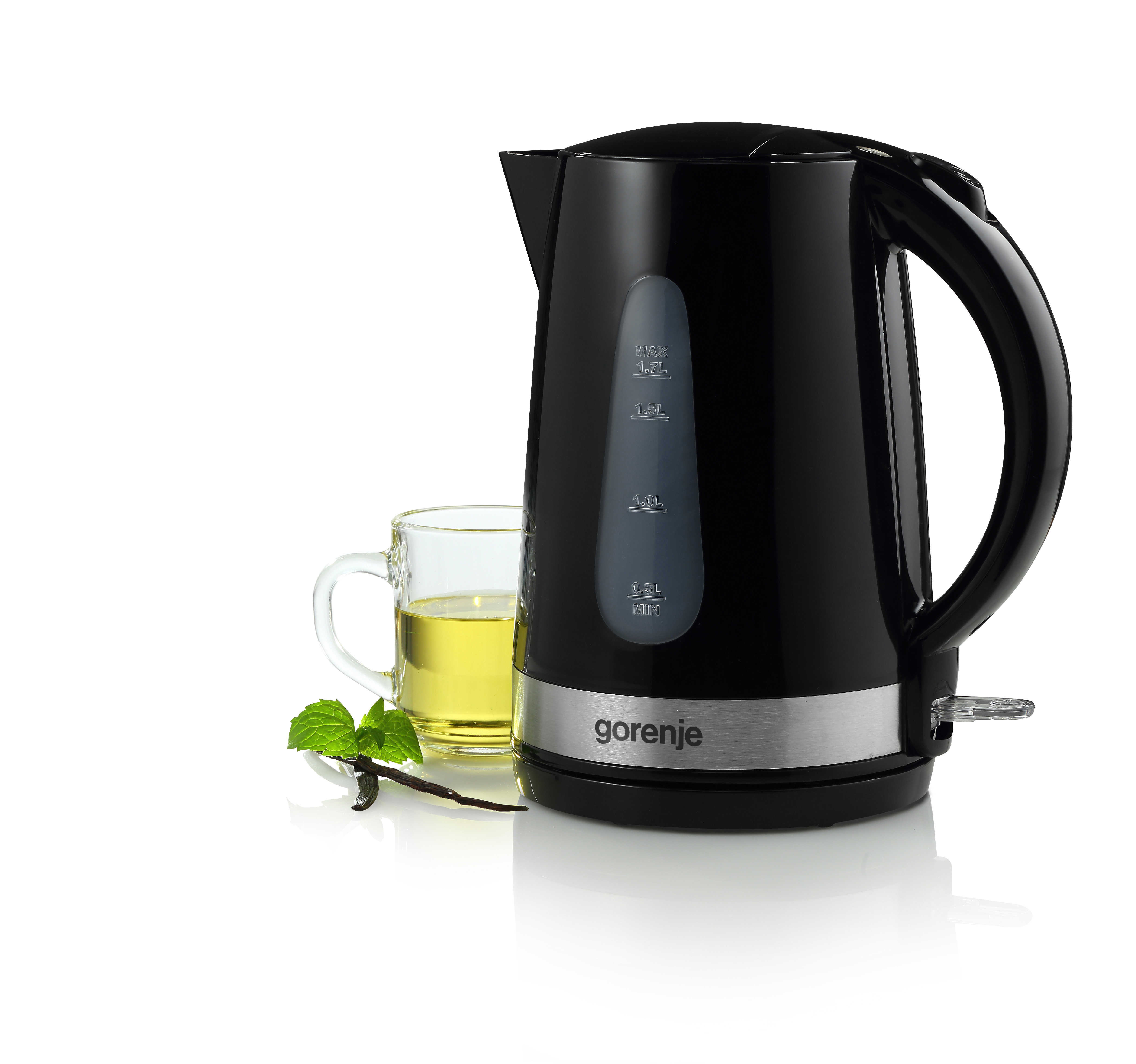 Schwarzer Gorenje-Wasserkocher mit einem Glas Tee, Minzzweig und Vanilleschote.