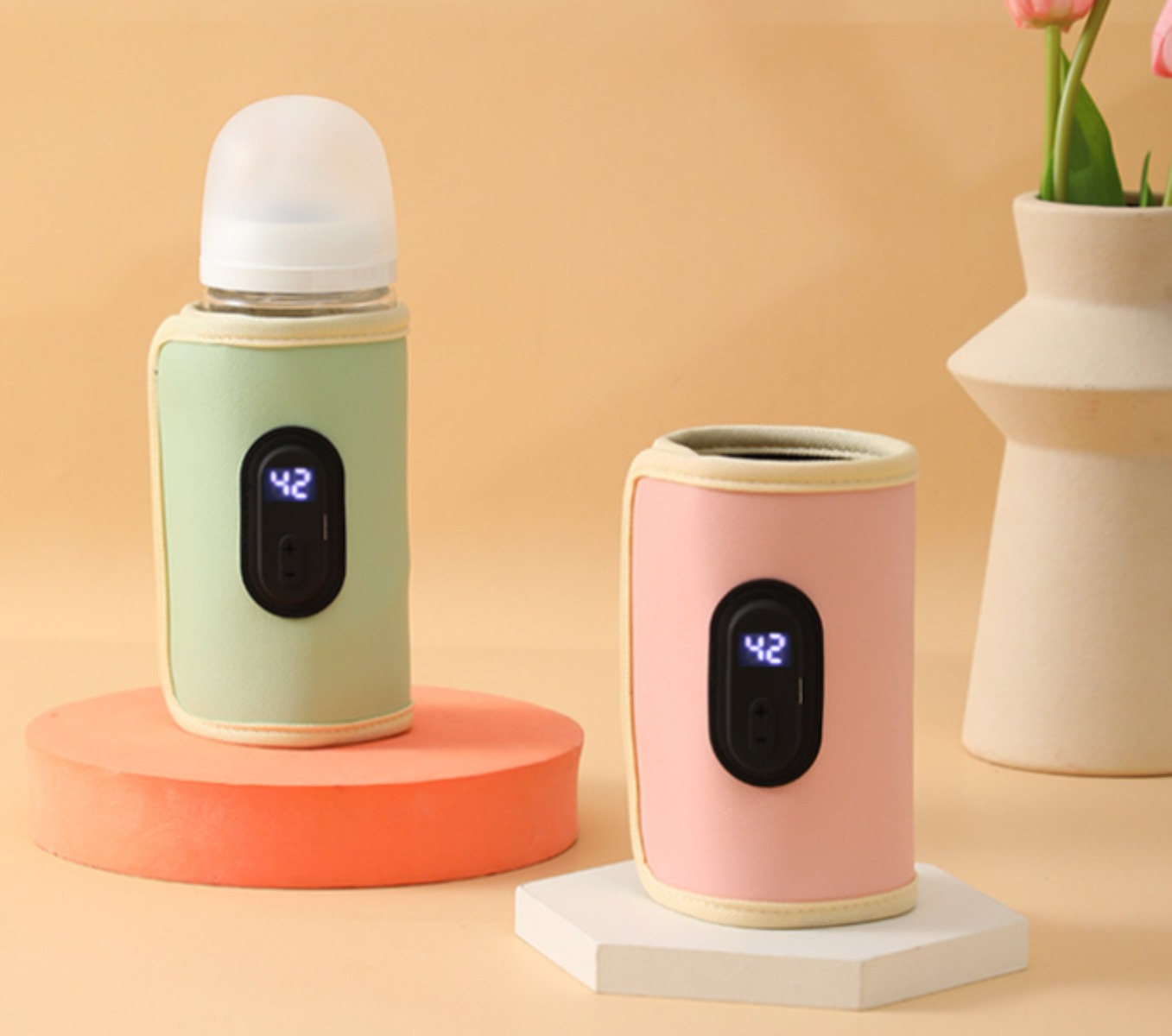 Zwei Babyflaschenwärmer, grün und rosa, mit digitaler Anzeige.