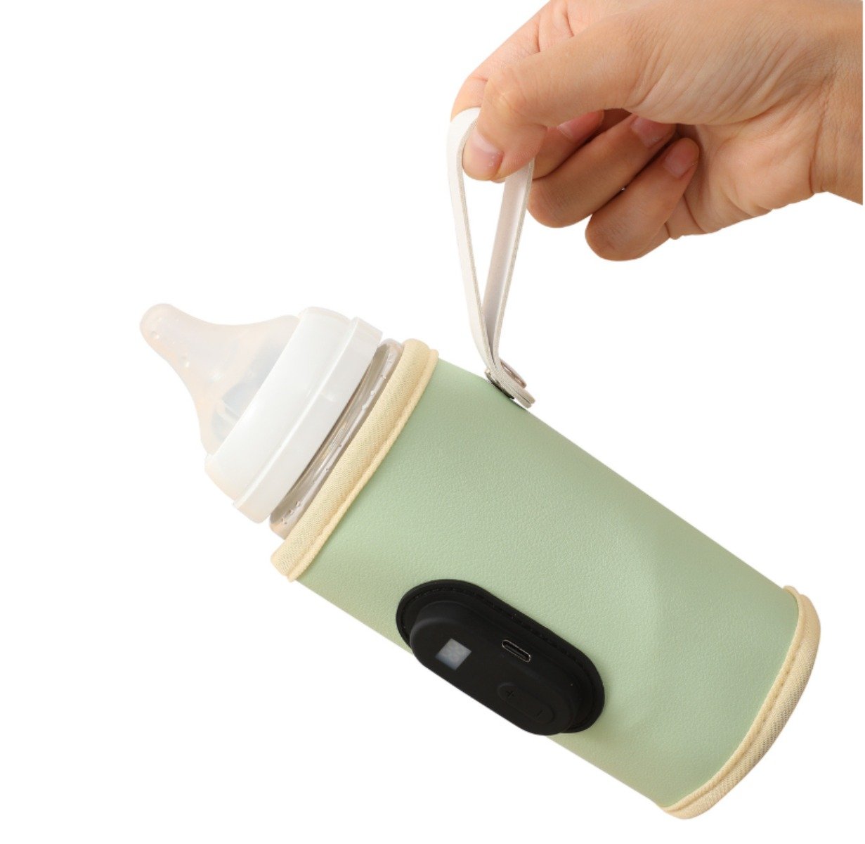 Eine Babyflasche in einer grünen isolierten Hülle wird von einer Hand auf weißem Hintergrund gehalten.