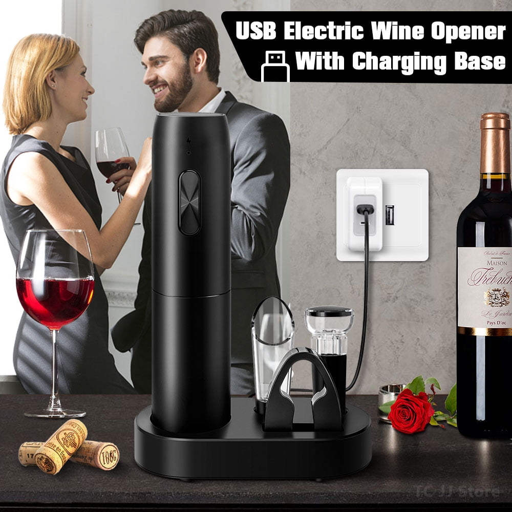 Ein Paar steht in der Nähe eines Tisches mit einer Weinflasche, einem elektrischen Weinöffner und einer Ladestation.