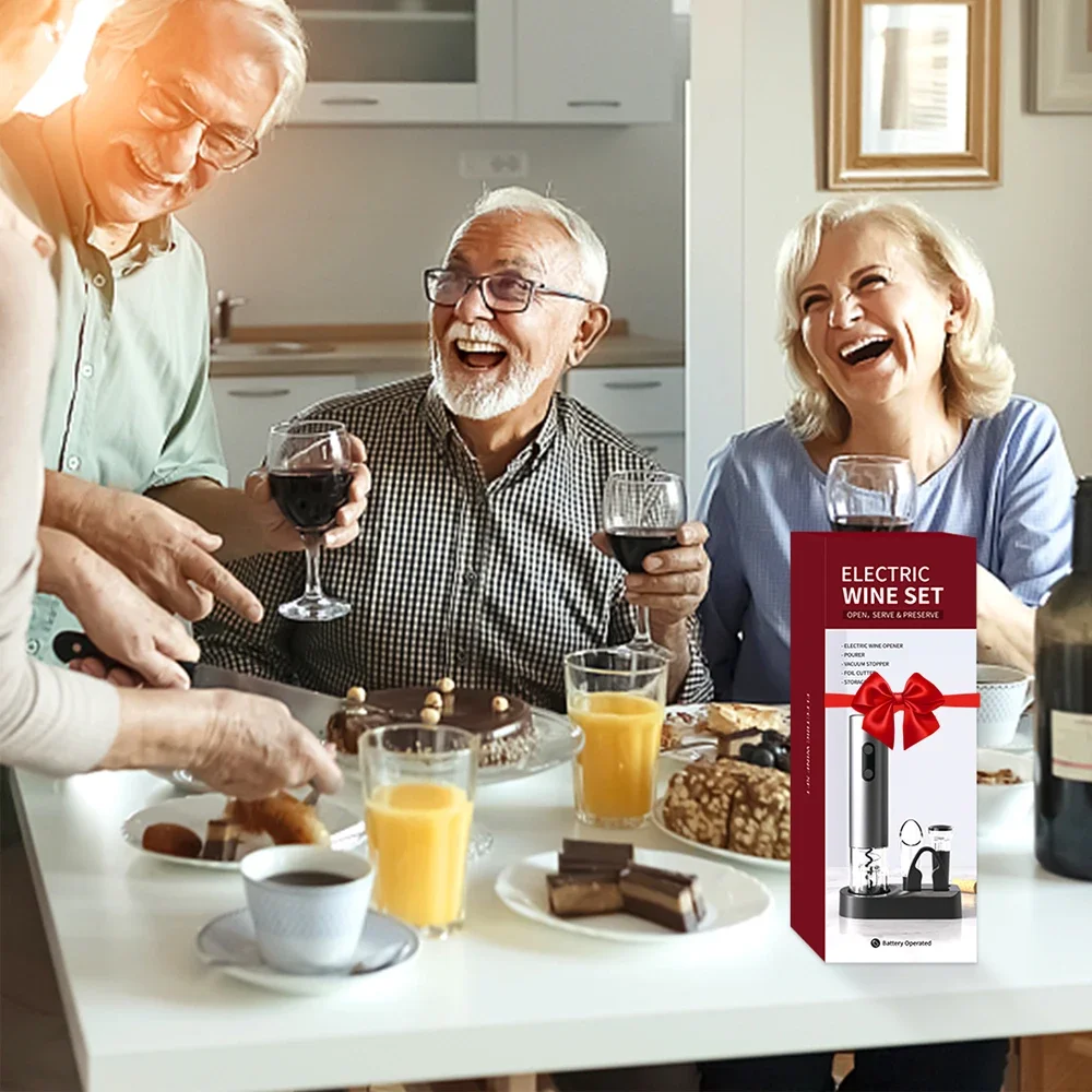 Personen trinken Wein und essen Kuchen. Ein Geschenkset mit einem elektrischen Weinöffner ist sichtbar.
