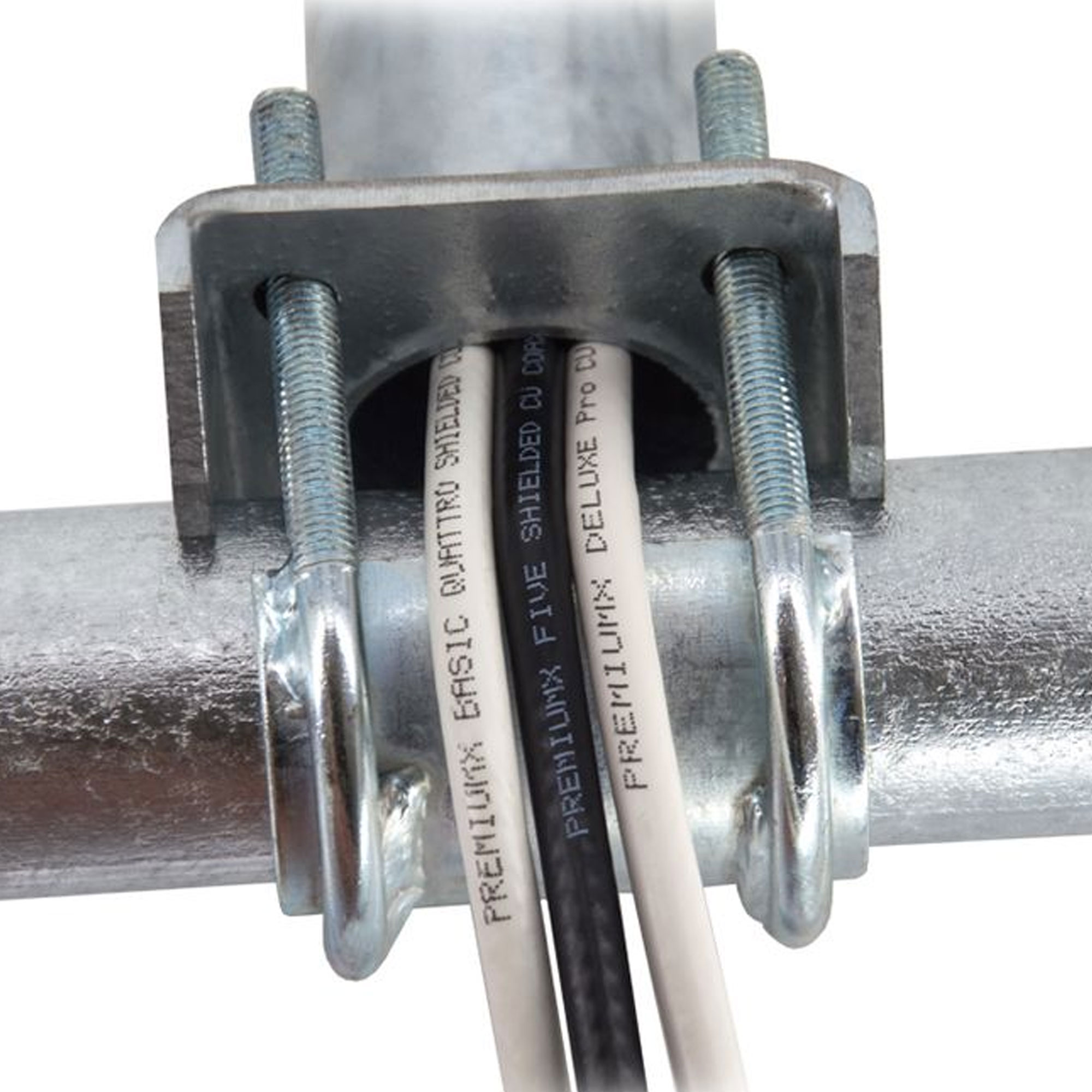Nahaufnahme von Drähten, die an einem Metallrohr befestigt sind. Drähte sind beschriftet: Premiumx, Basic, Quattro, Shielded.
