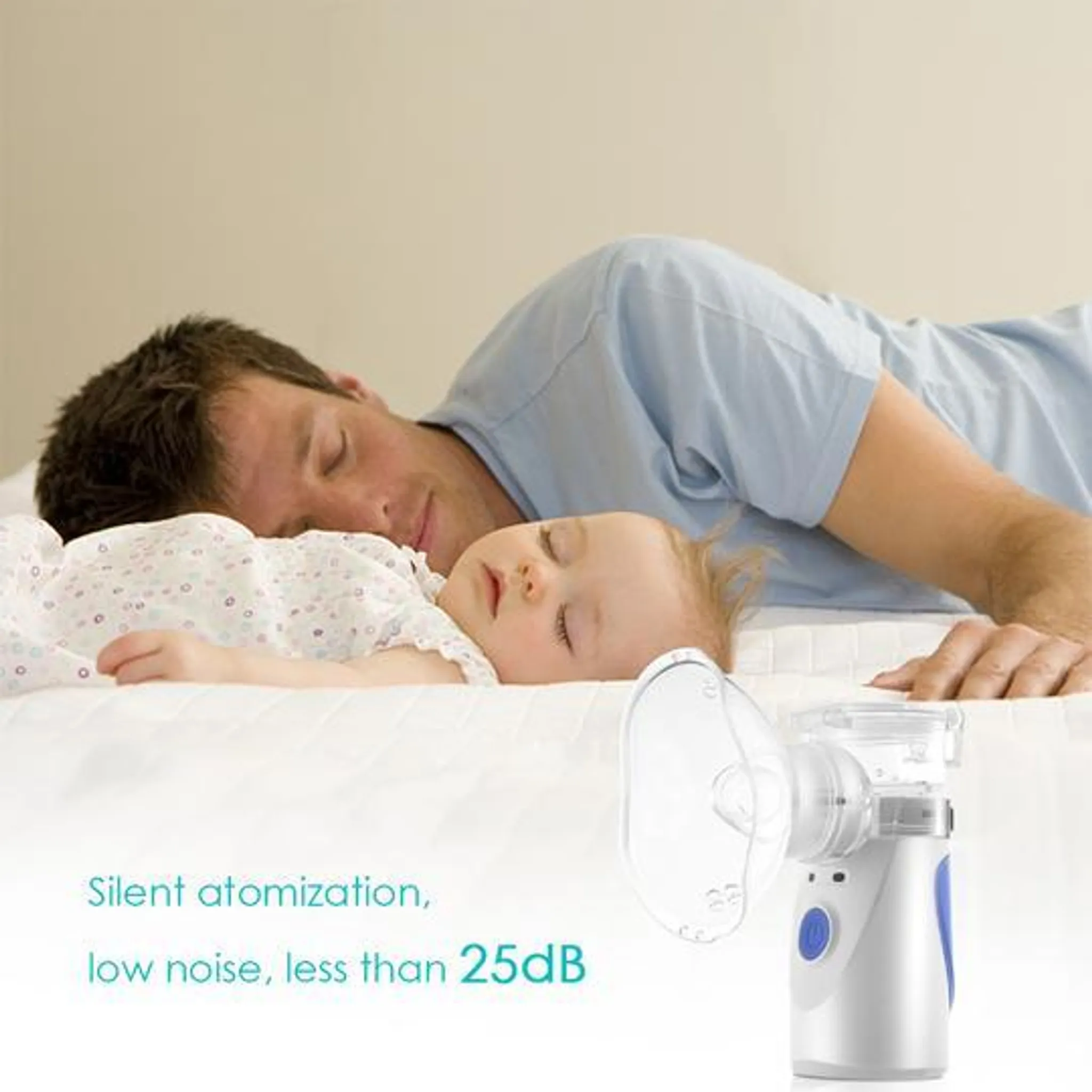 Ein schlafendes Baby und ein schlafender Mann auf einem Bett, mit einem Vernebler daneben.