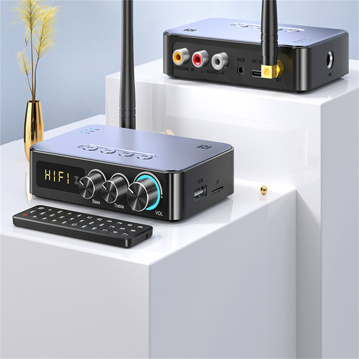 Schwarzes und silbernes Audiogerät mit Drehknöpfen, Display und Antennen sowie einer Fernbedienung.