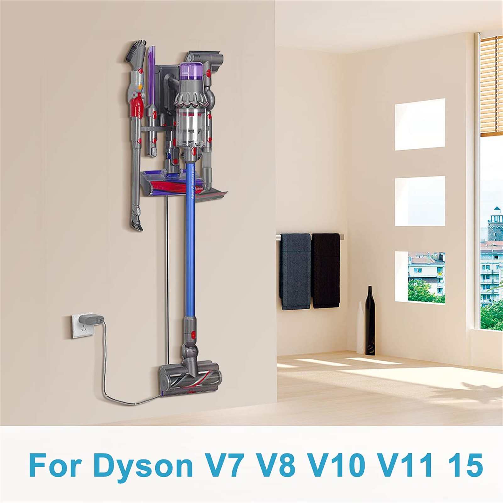 Dyson-Staubsauger mit Zubehör an der Wand montiert. Ein Stromkabel ist eingesteckt.