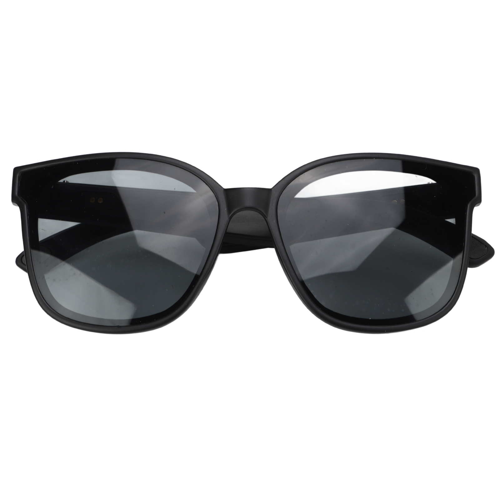 Schwarze Sonnenbrille mit dickem Rahmen vor weißem Hintergrund.