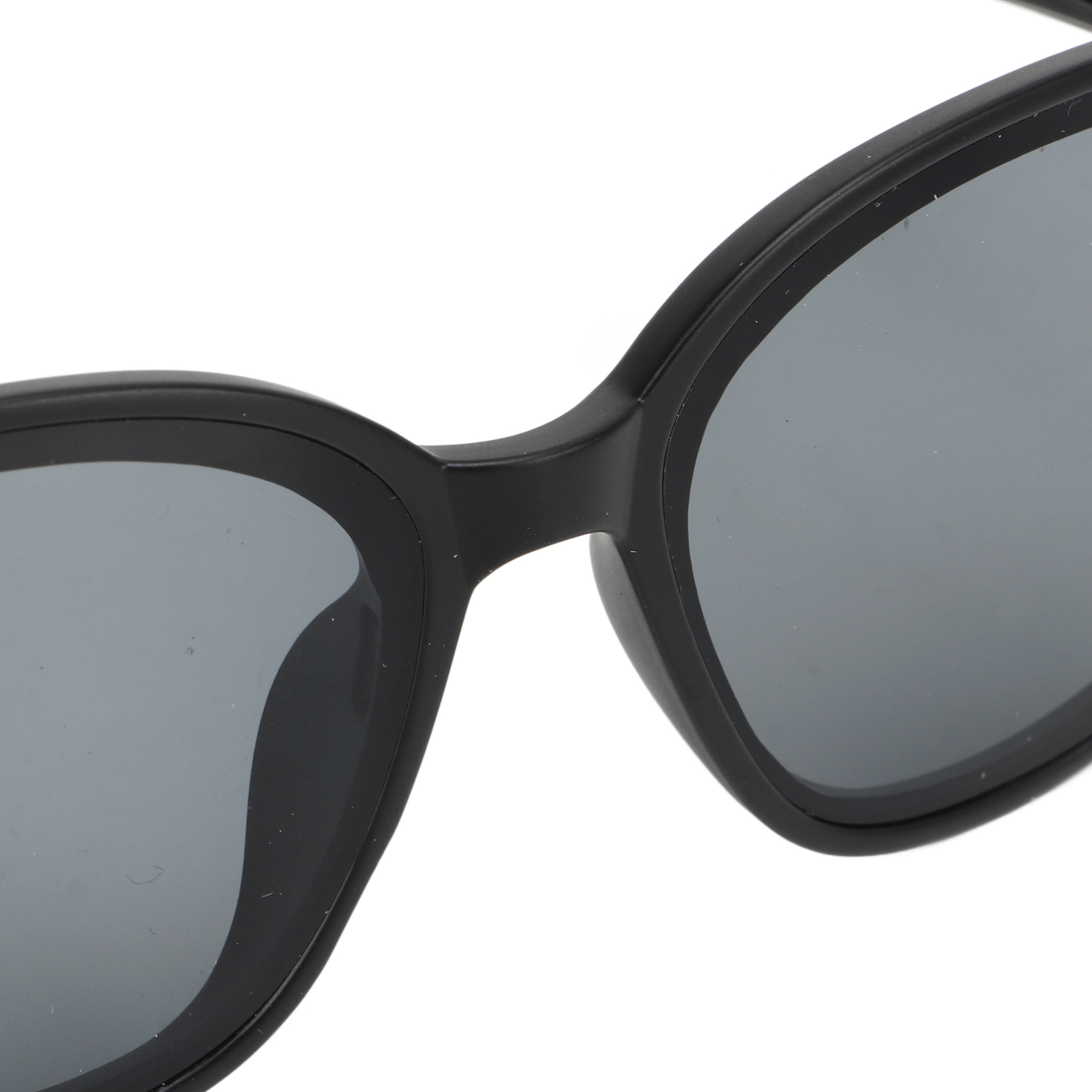 Nahaufnahme einer schwarzen Sonnenbrille. Die Gläser sind dunkelgrau, der Rahmen dick und solide.