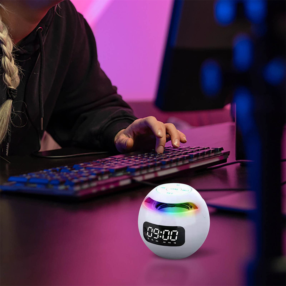 Ein weißer, kugelförmiger Lautsprecher mit digitaler Uhranzeige.
