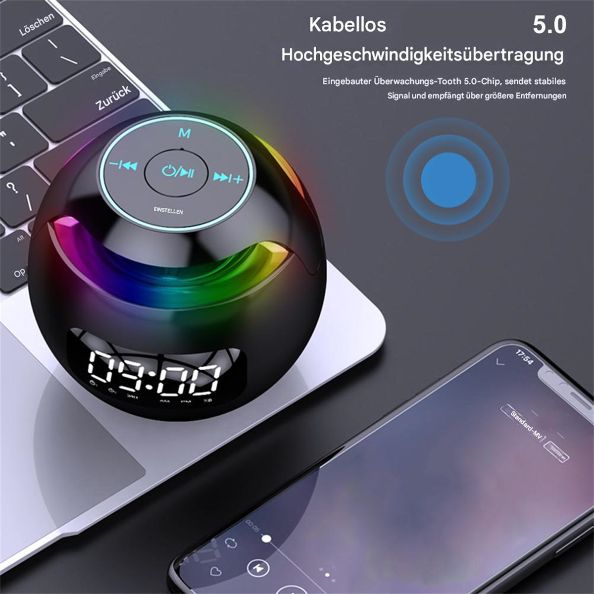 Schwarzer Lautsprecher auf einem Laptop mit Digitaluhr und Telefon. Er hat Regenbogenlichter.