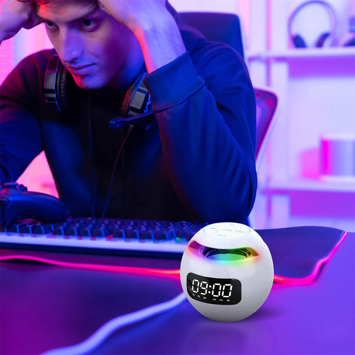 Ein Gamer mit Kopfhörern, Lautsprecher mit Zeitanzeige und Tastatur.