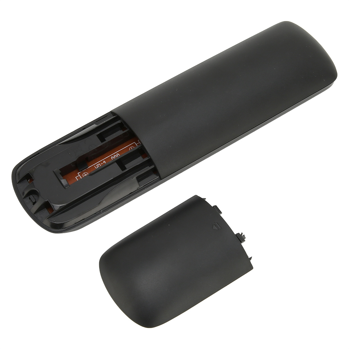 Schwarze Fernbedienung mit offenem Batteriefach. AAA-Batterien innen. Abdeckung offen.