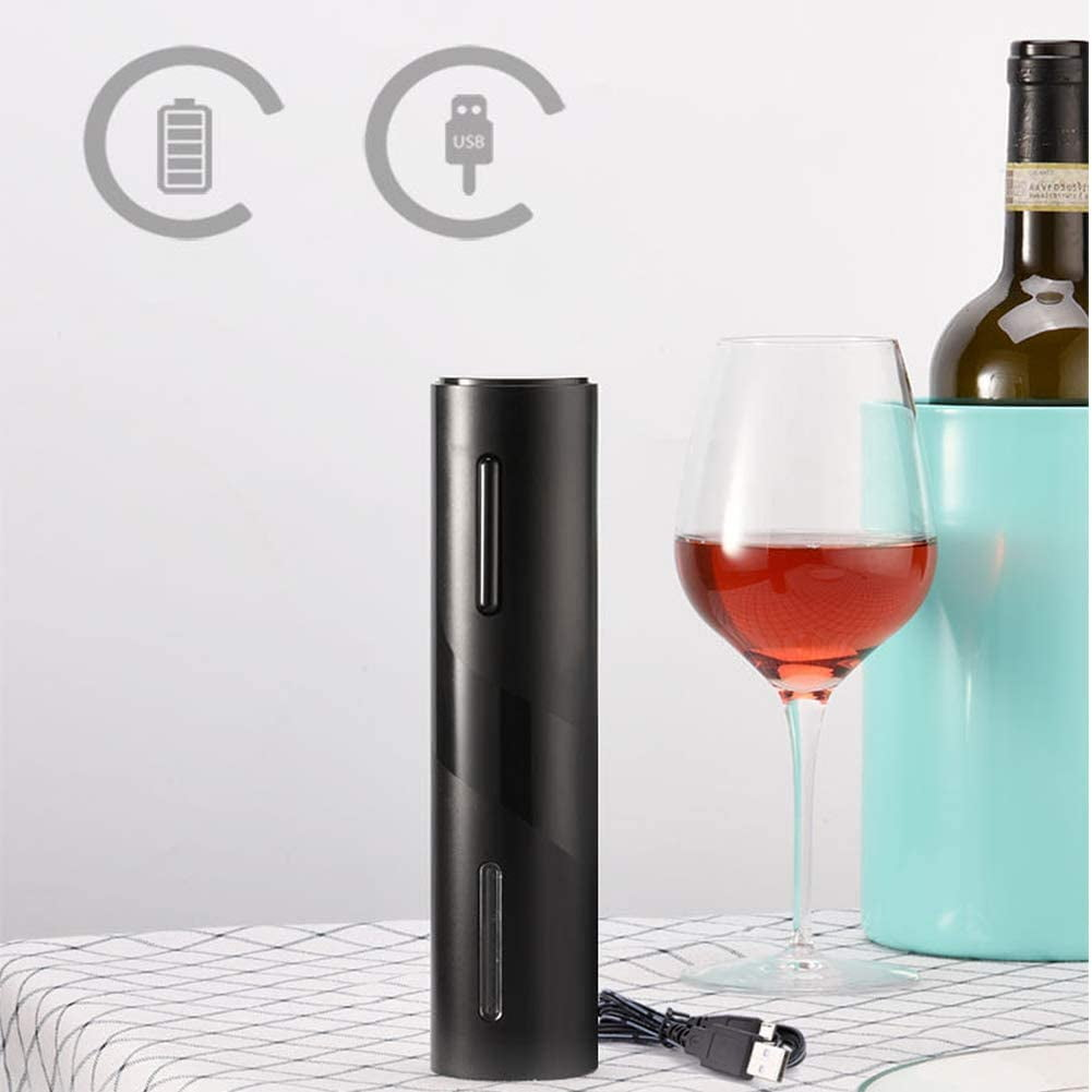 Weinöffner, Weinglas mit Rotwein und Weinflasche. USB-Zeichen an der Wand.