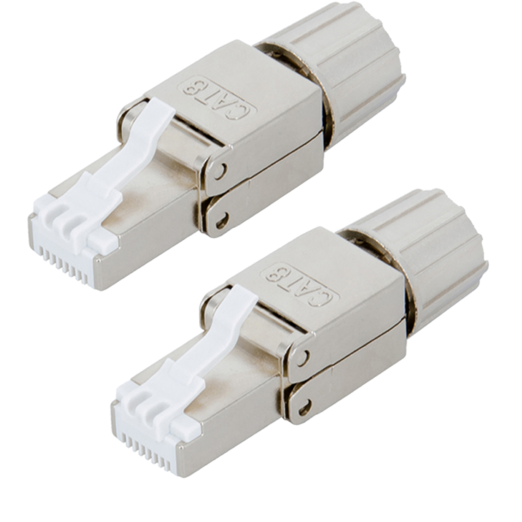 Zwei silberne CAT8 Ethernet-Anschlüsse mit weißen Laschen.