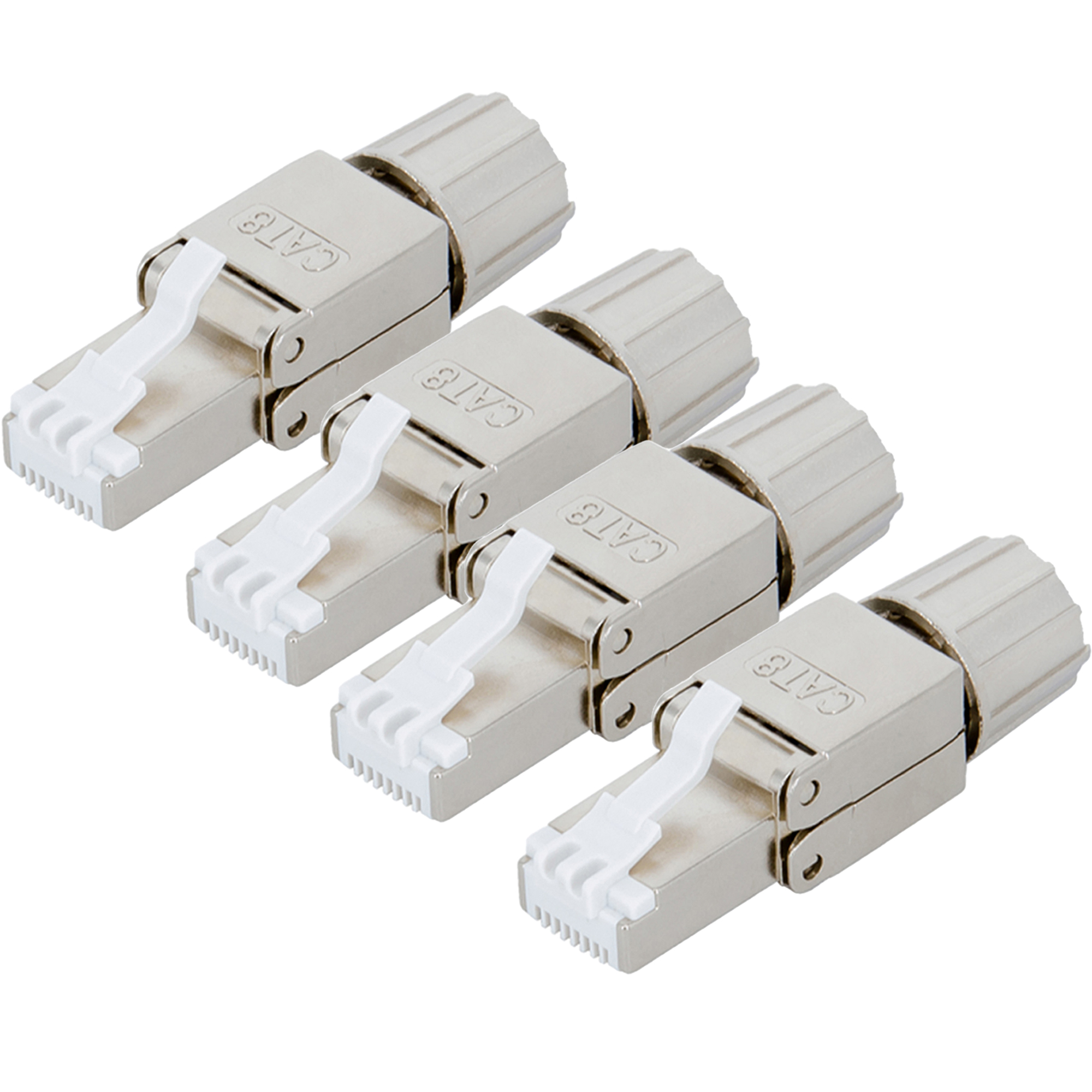 Vier silberne CAT8-Stecker auf weißer Oberfläche. Für Netzwerkkabel, abgewinkelt.