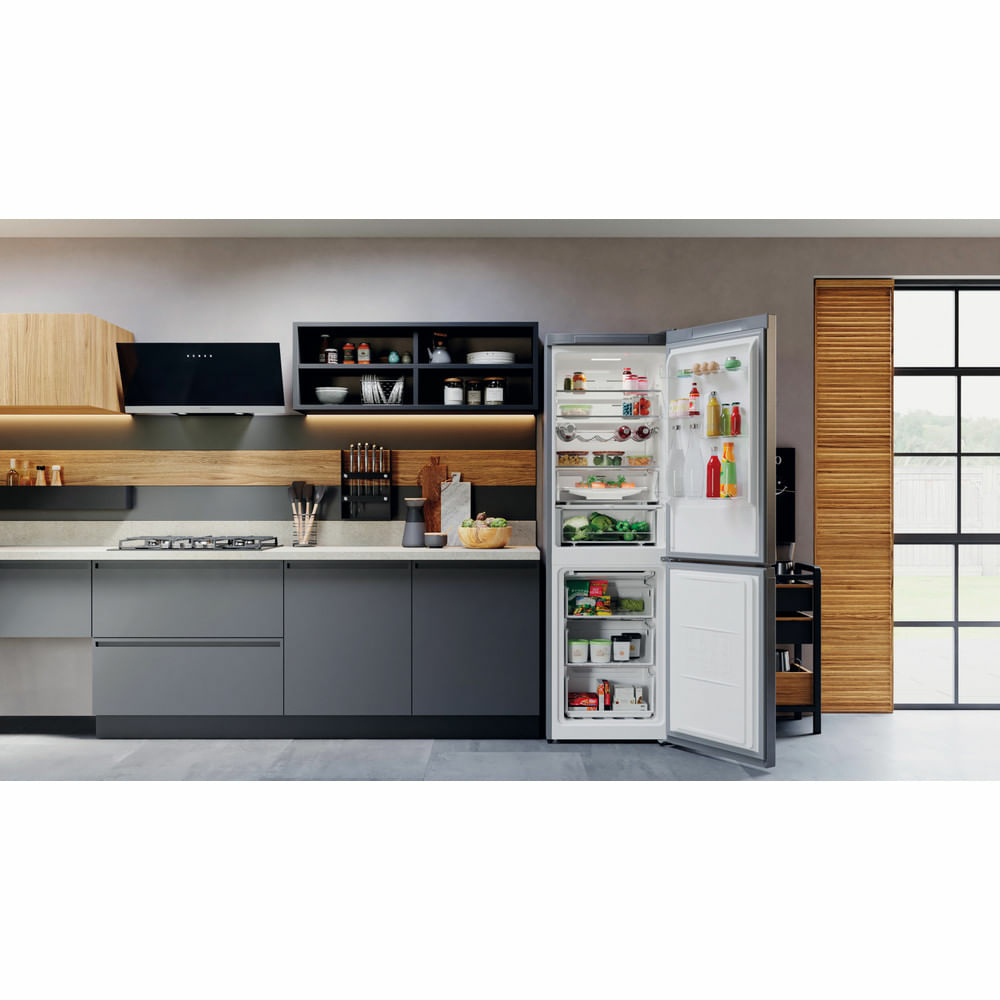 Cucina moderna con frigorifero con ante aperte che mostra cibi e ripiani.