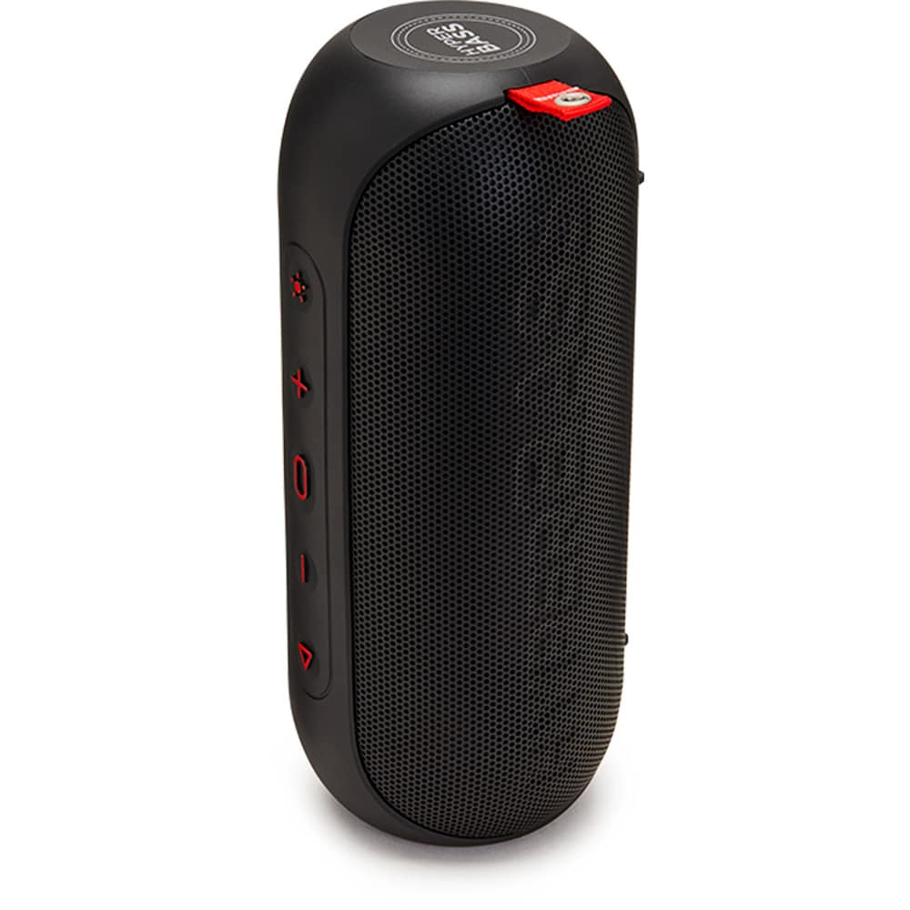 Un altavoz portátil negro con detalles rojos, con una parte frontal de malla y controles de volumen laterales.