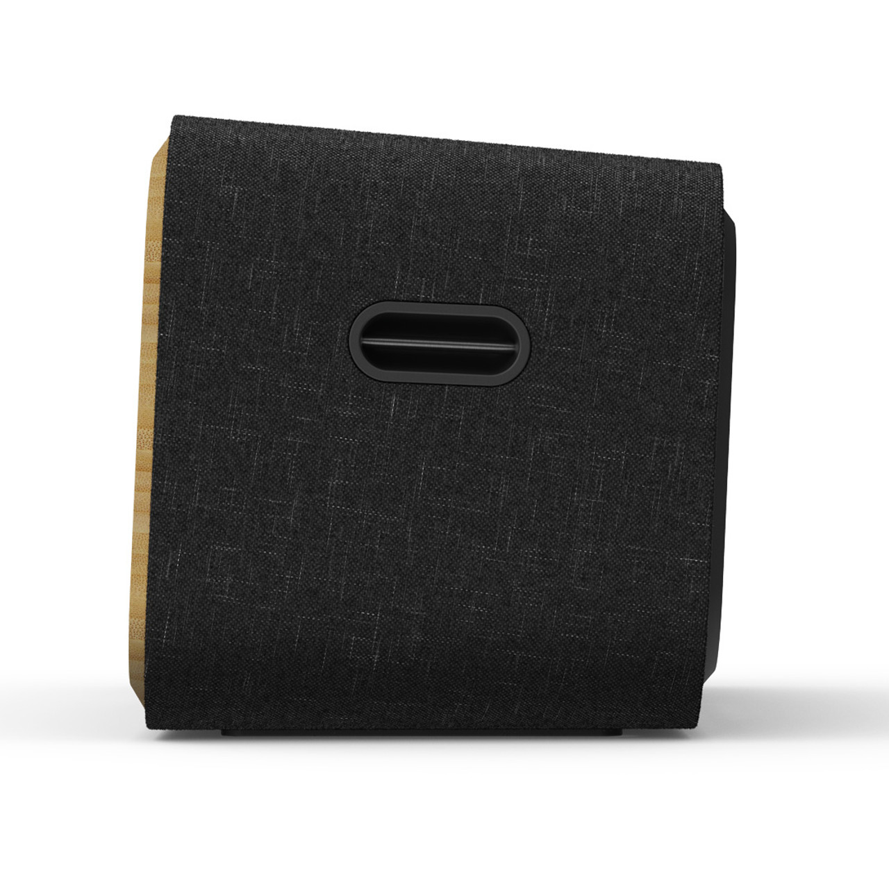 Czarny głośnik z drewnianym bokiem. Posiada uchwyt do przenoszenia i materiałową obudowę.