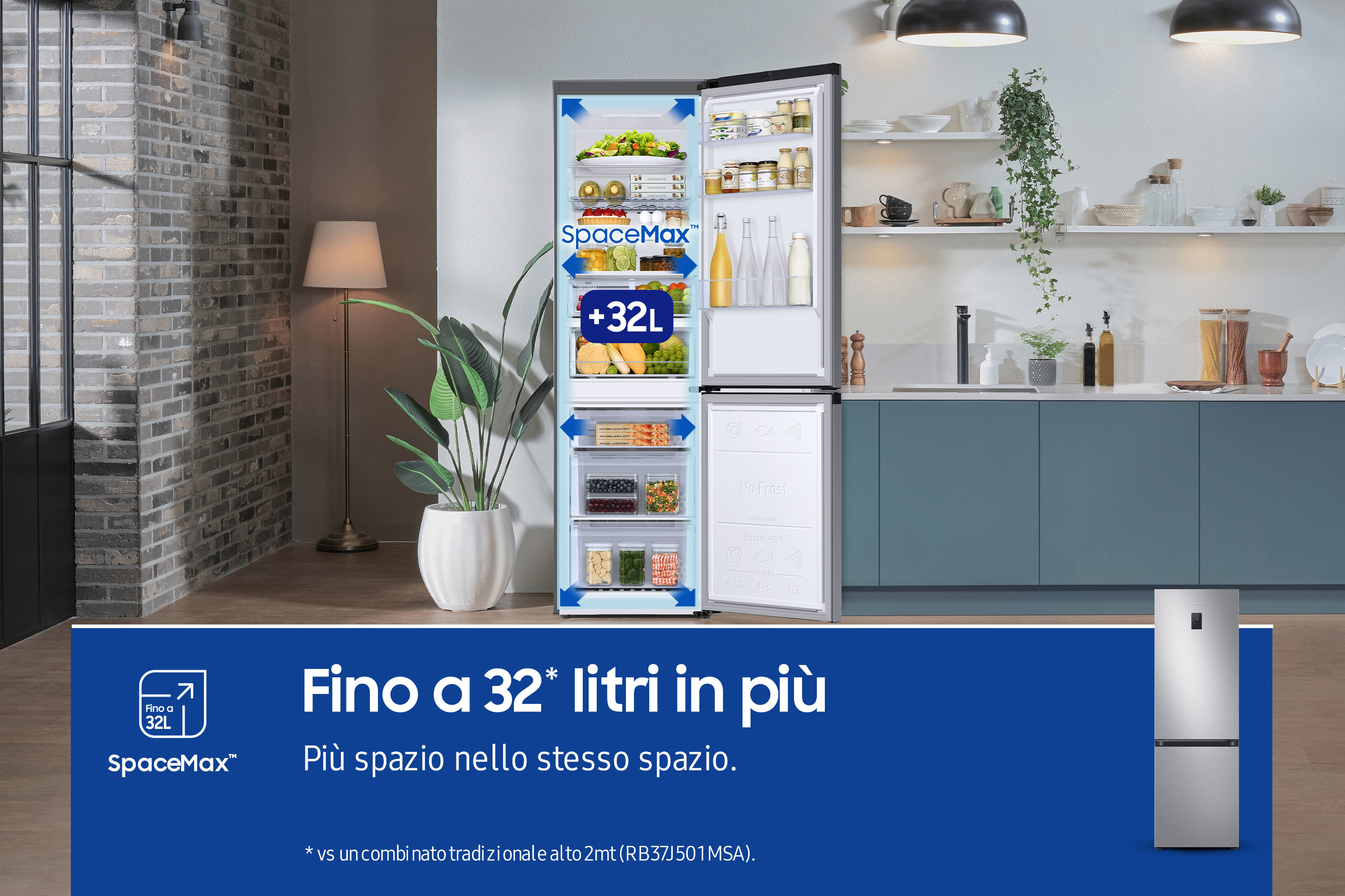 Lodówka otwarta, z widocznym jedzeniem. Kuchnia w tle. Tekst brzmi "+32L" i "SpaceMax".