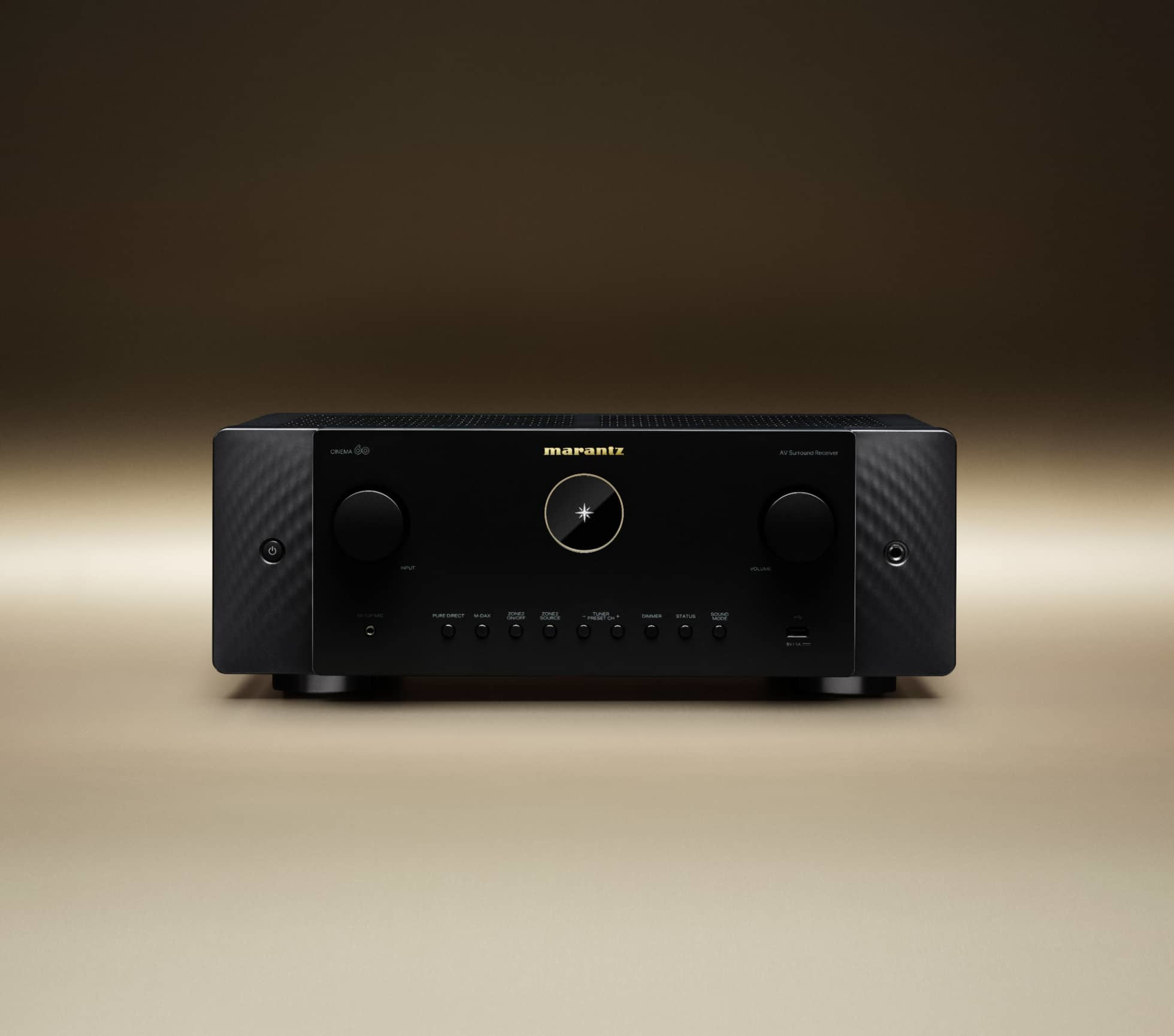 Altın yıldız logolu, düğmeli ve kontrol tuşlu siyah Marantz AV alıcısı.