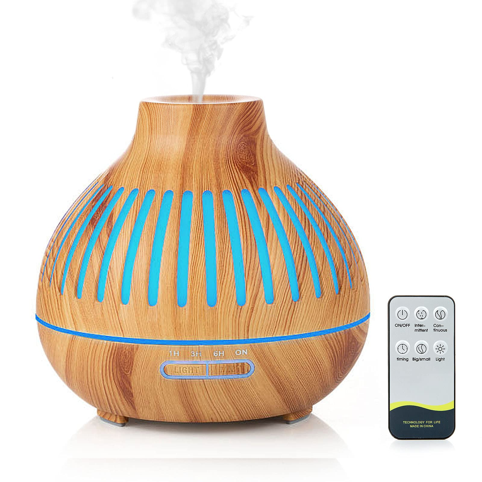 Aroma-Diffusor in Holzoptik mit blauen Lichtern und Fernbedienung. Weißer Hintergrund.