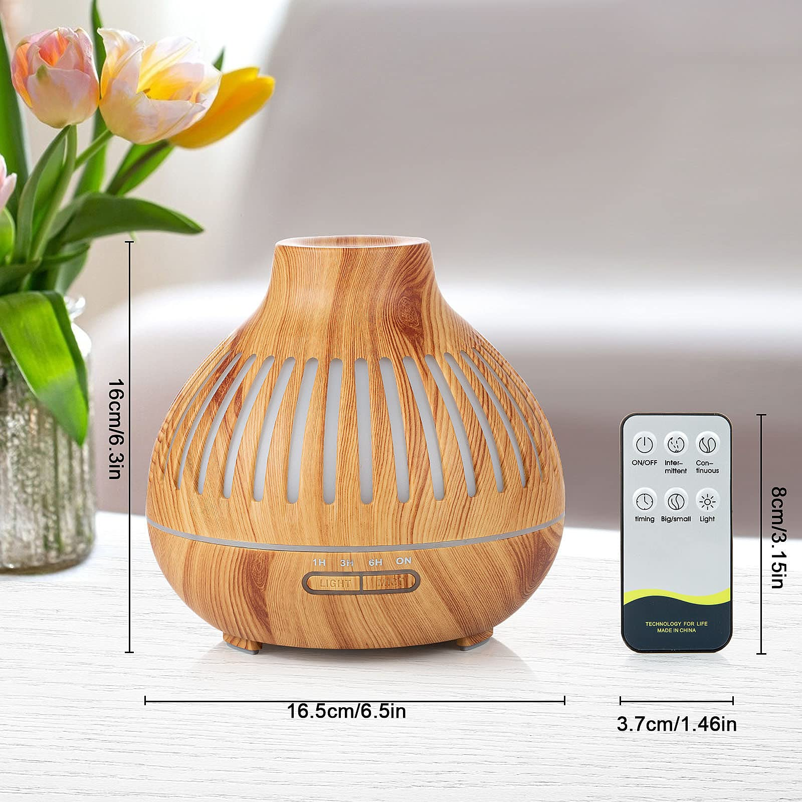 Diffusor in Holzoptik mit Fernbedienung, Tulpen und Abmessungen im Bild.