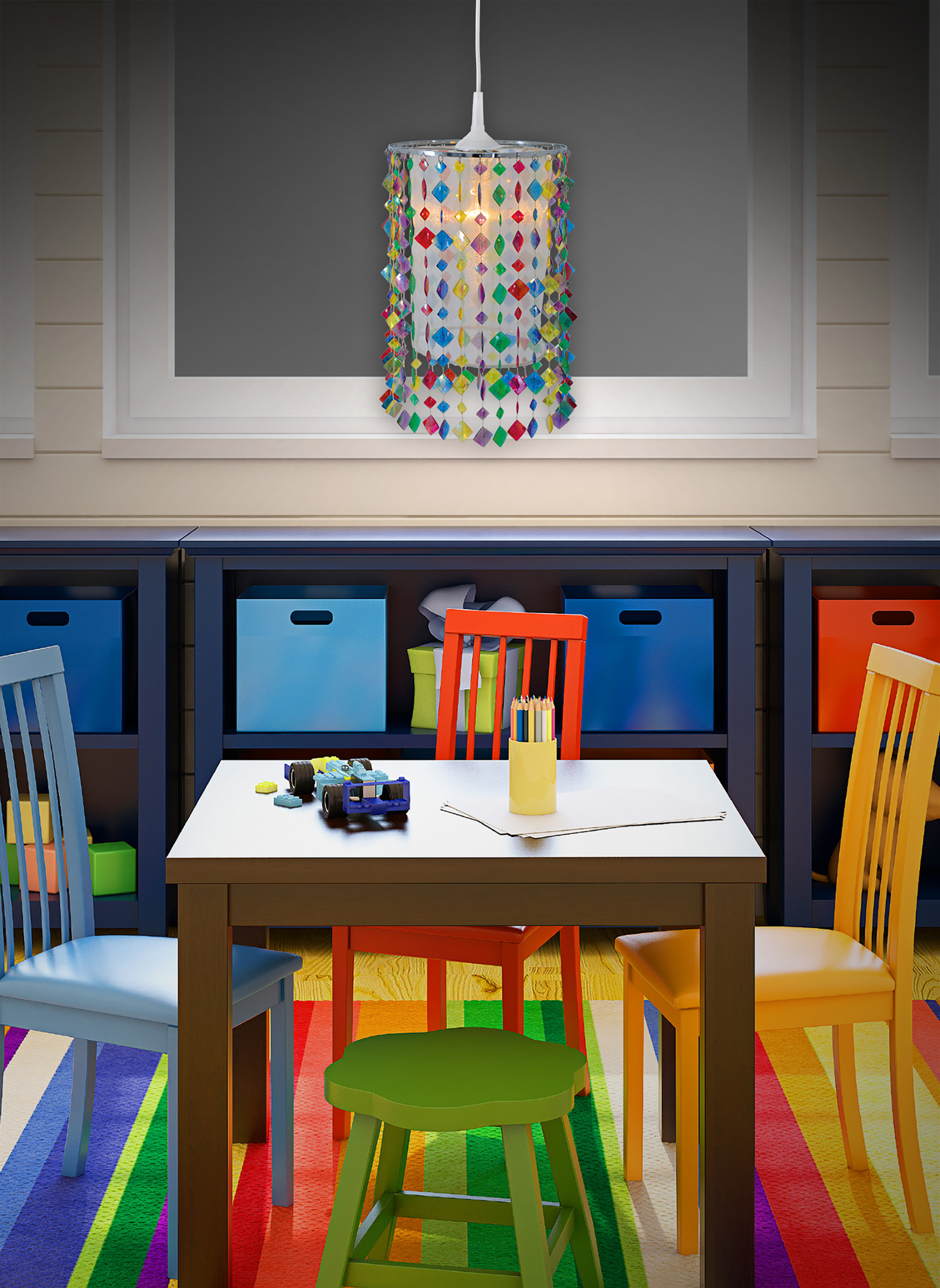 Ein farbenfrohes Spielzimmer mit Tisch, Stühlen und Lampe. Spielzeug, Bücher und Bastelmaterialien sind vorhanden.