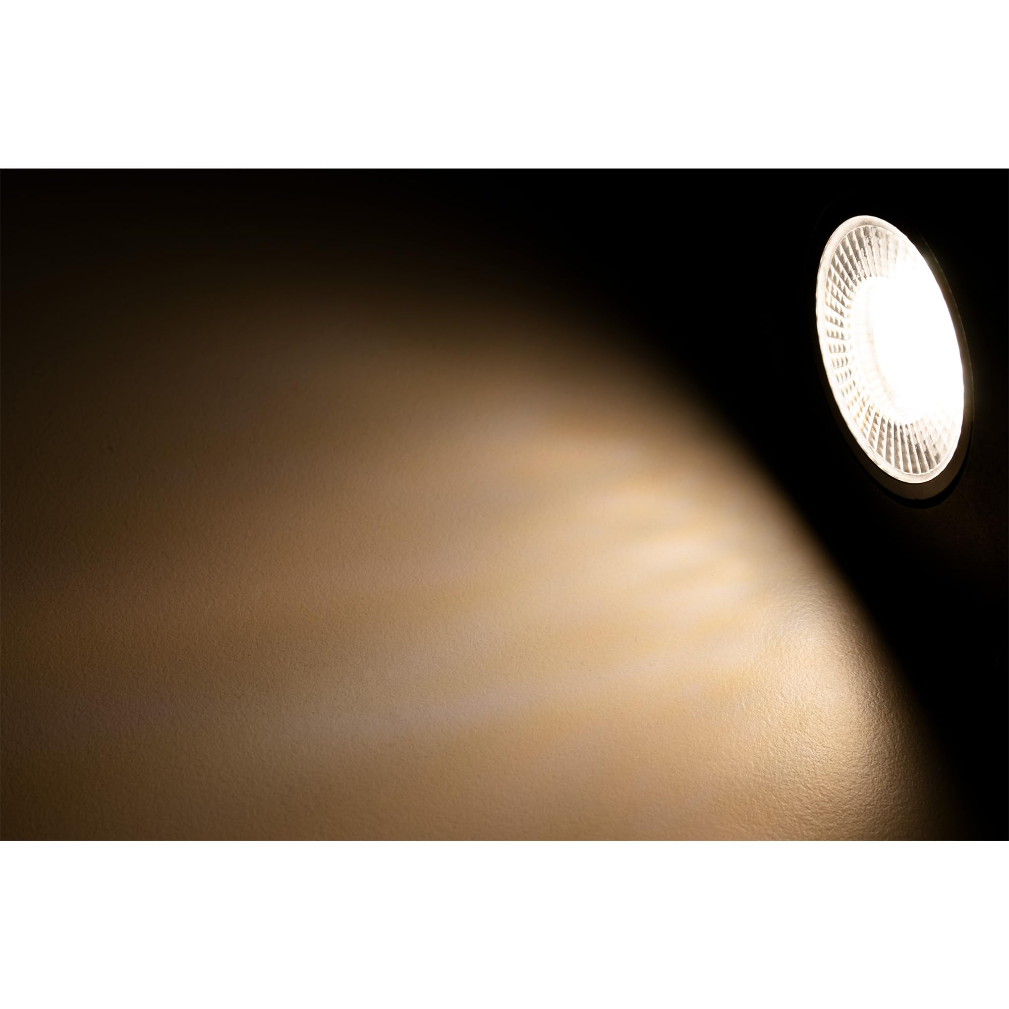 Ein Scheinwerfer, der Licht auf eine Wand wirft und einen Gradienten erzeugt.