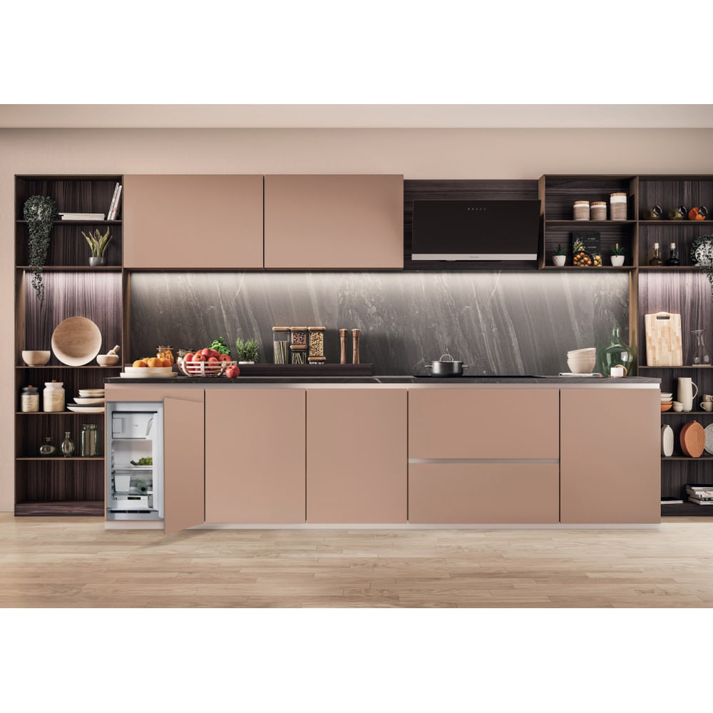 Cucina moderna con pavimento in legno, mobili marrone chiaro ed elettrodomestici.