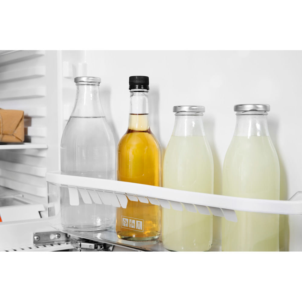 Dentro un frigorifero: bottiglie d'acqua e succo.