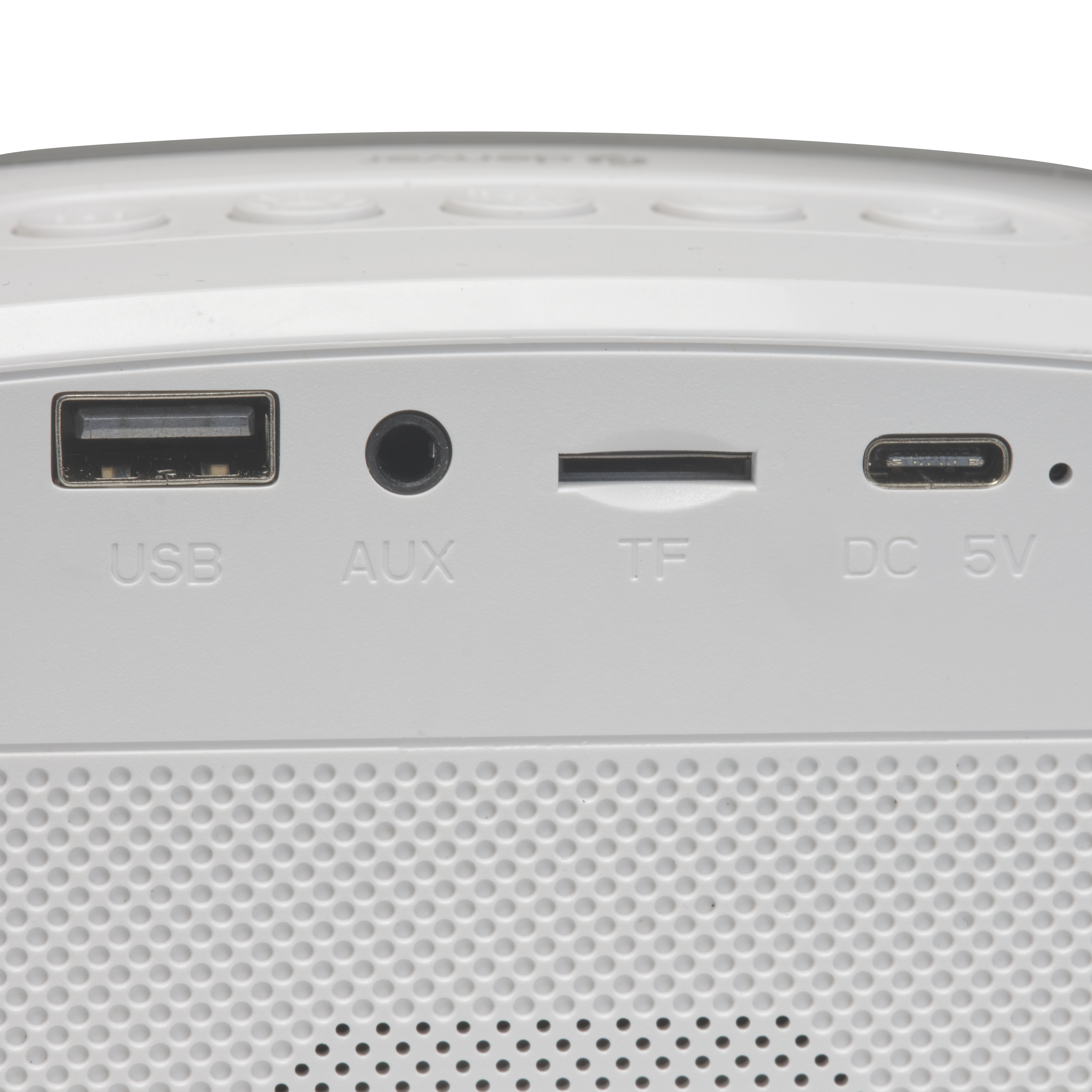 Dispositivo blanco con puertos USB, AUX, TF y DC 5V, vista de cerca sobre fondo blanco.