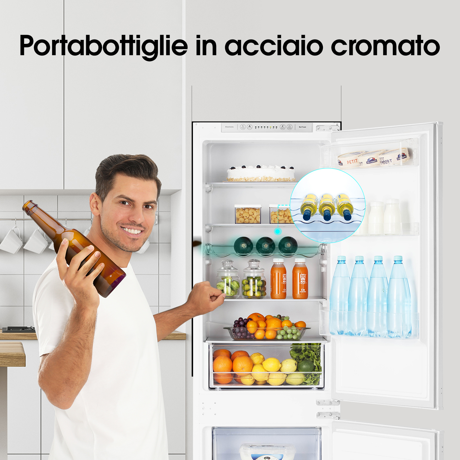 Uomo con bottiglia di birra vicino a frigorifero aperto pieno di cibo.