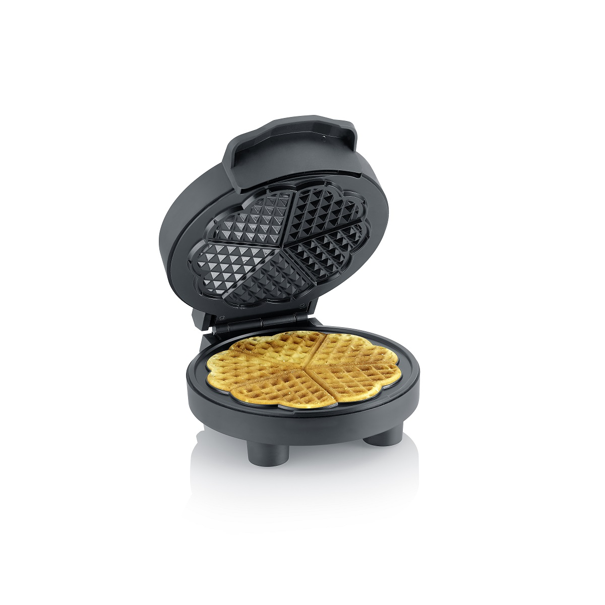 Waffeleisen mit einer gebackenen Waffel, schwarzes Gerät.