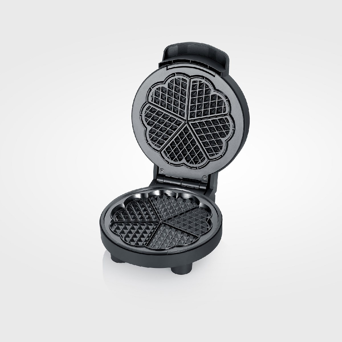 Ein schwarzer Waffeleisen ist geöffnet und zeigt ein fünfteiliges Gitter zur Herstellung herzförmiger Waffeln.