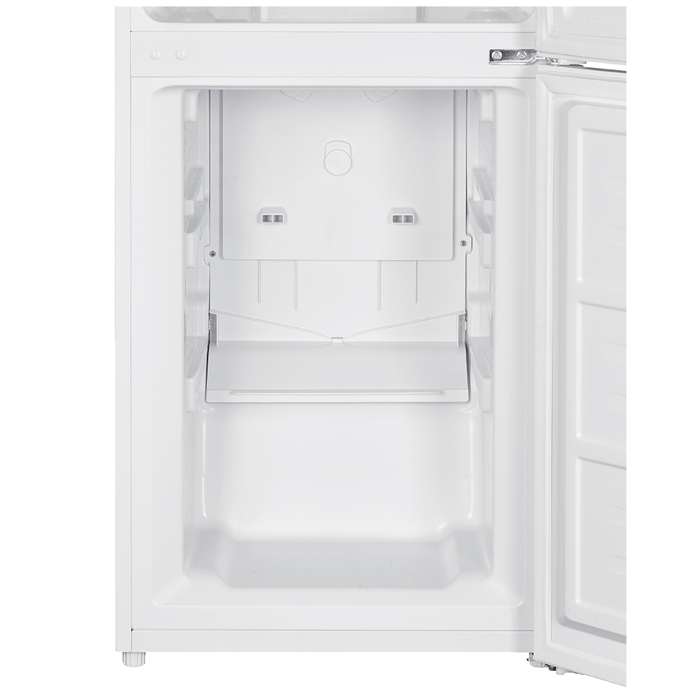 Interior de un congelador blanco con un estante y cubitera.