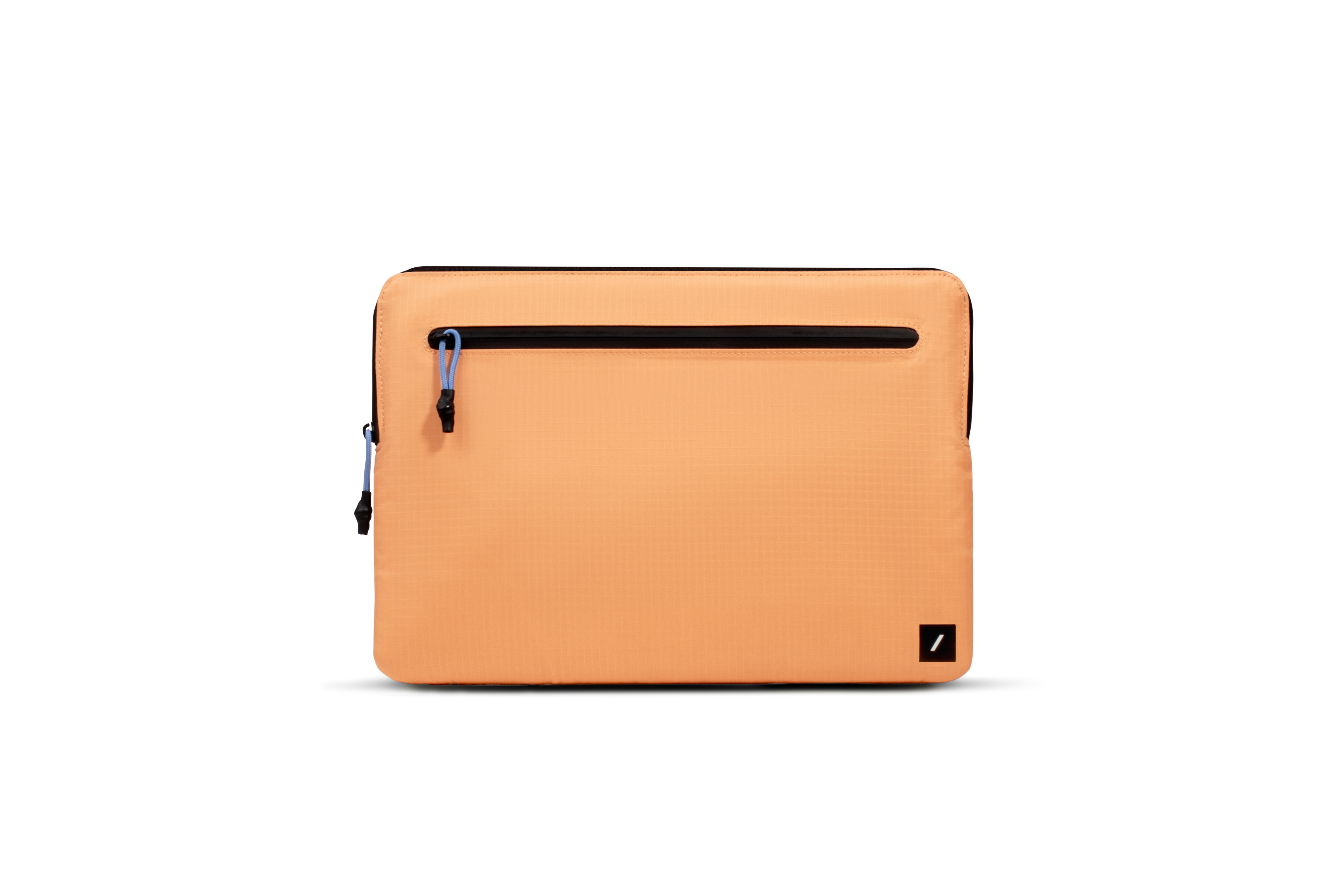 Eine pfirsichfarbene Laptoptasche mit Reißverschluss, blauem Zug und schwarzem Logo.