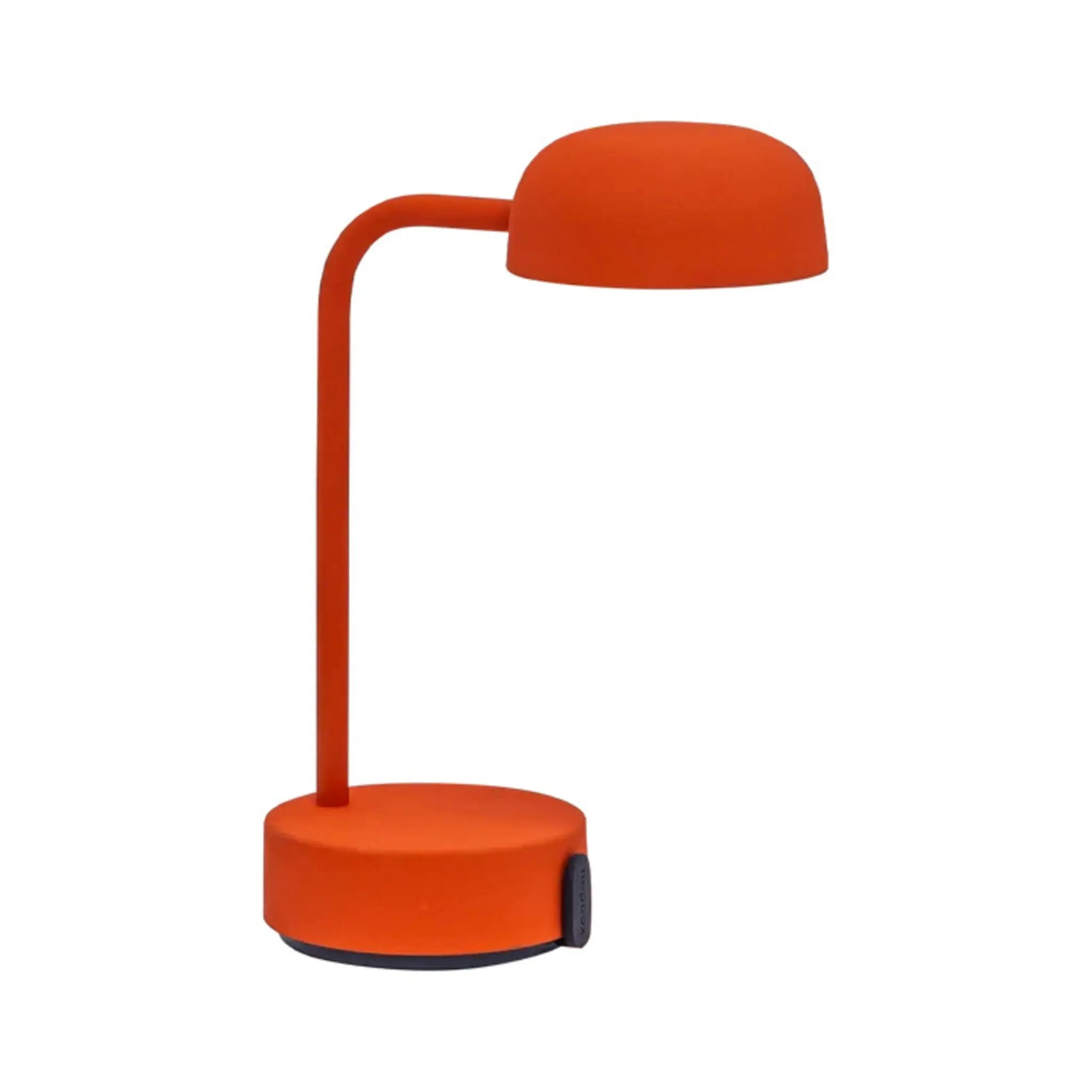 Eine orangefarbene Schreibtischlampe mit gebogenem Arm, kreisförmigem Fuß und kuppelförmigem Lampenschirm.