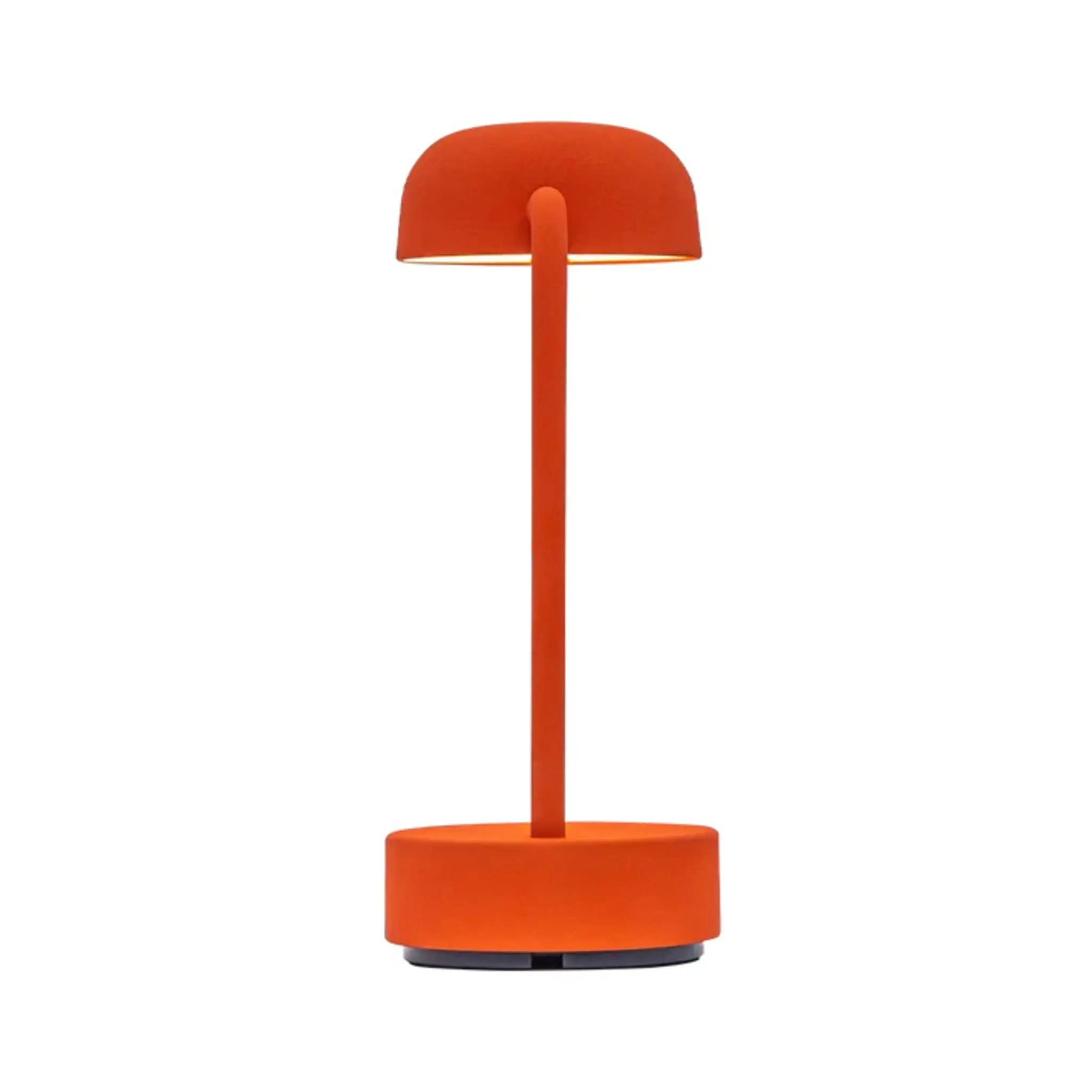 Orangefarbene Tischlampe mit rundem Oberteil und hohem Stiel.