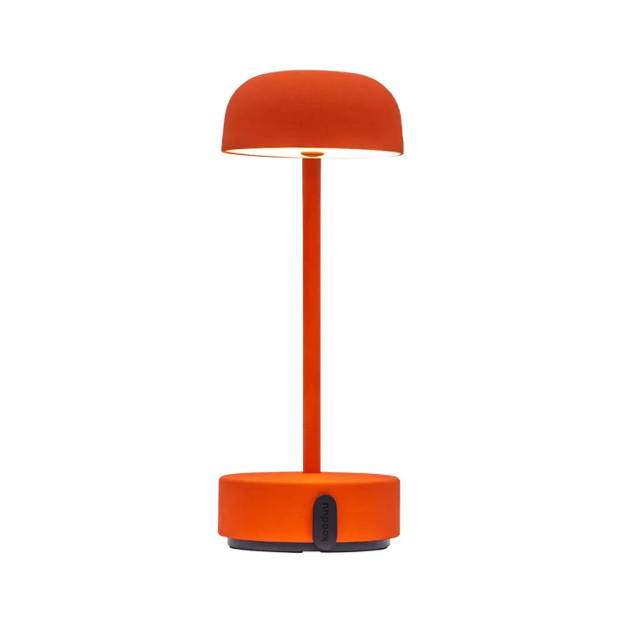 Orangefarbene Tischlampe mit rundem Sockel und Lampenschirm auf weißem Hintergrund.