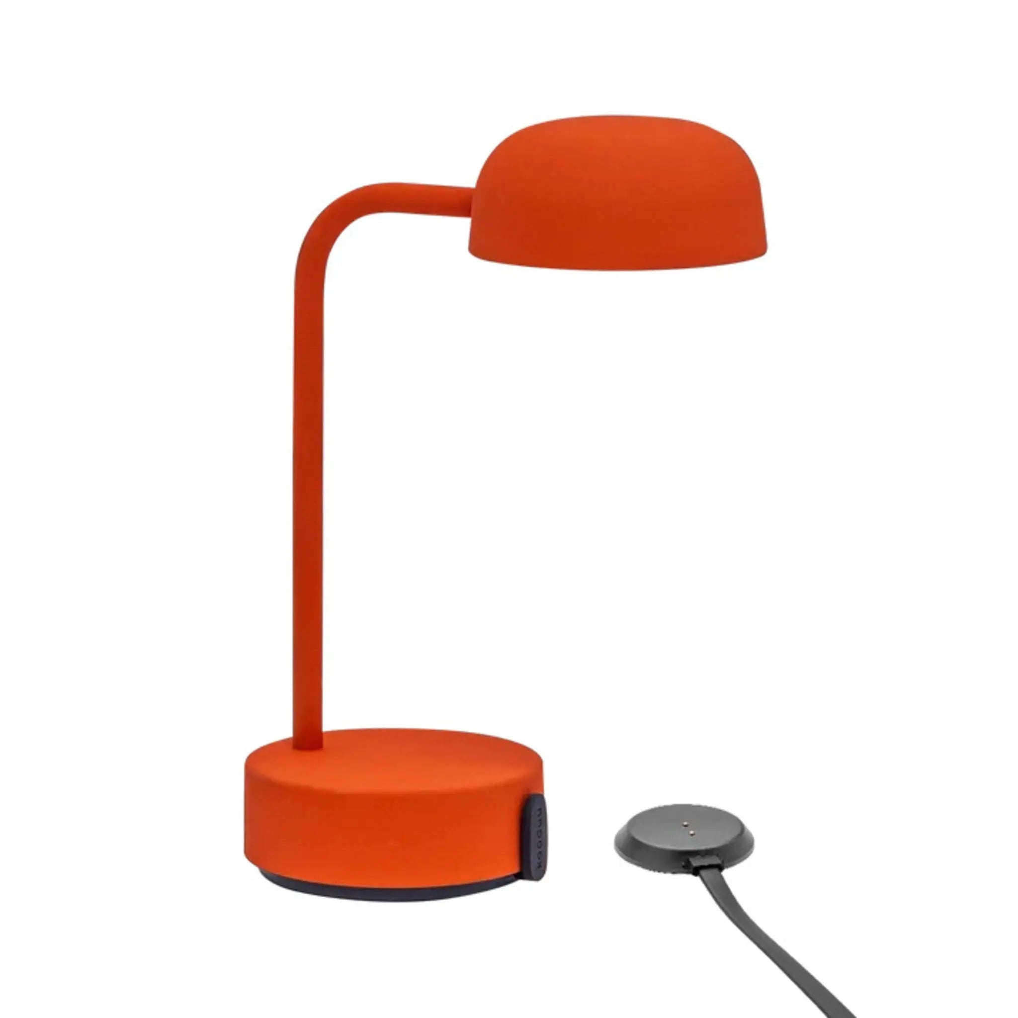 Orangefarbene Schreibtischlampe mit gebogenem Arm und Sockel, und schwarzem Ladepad.