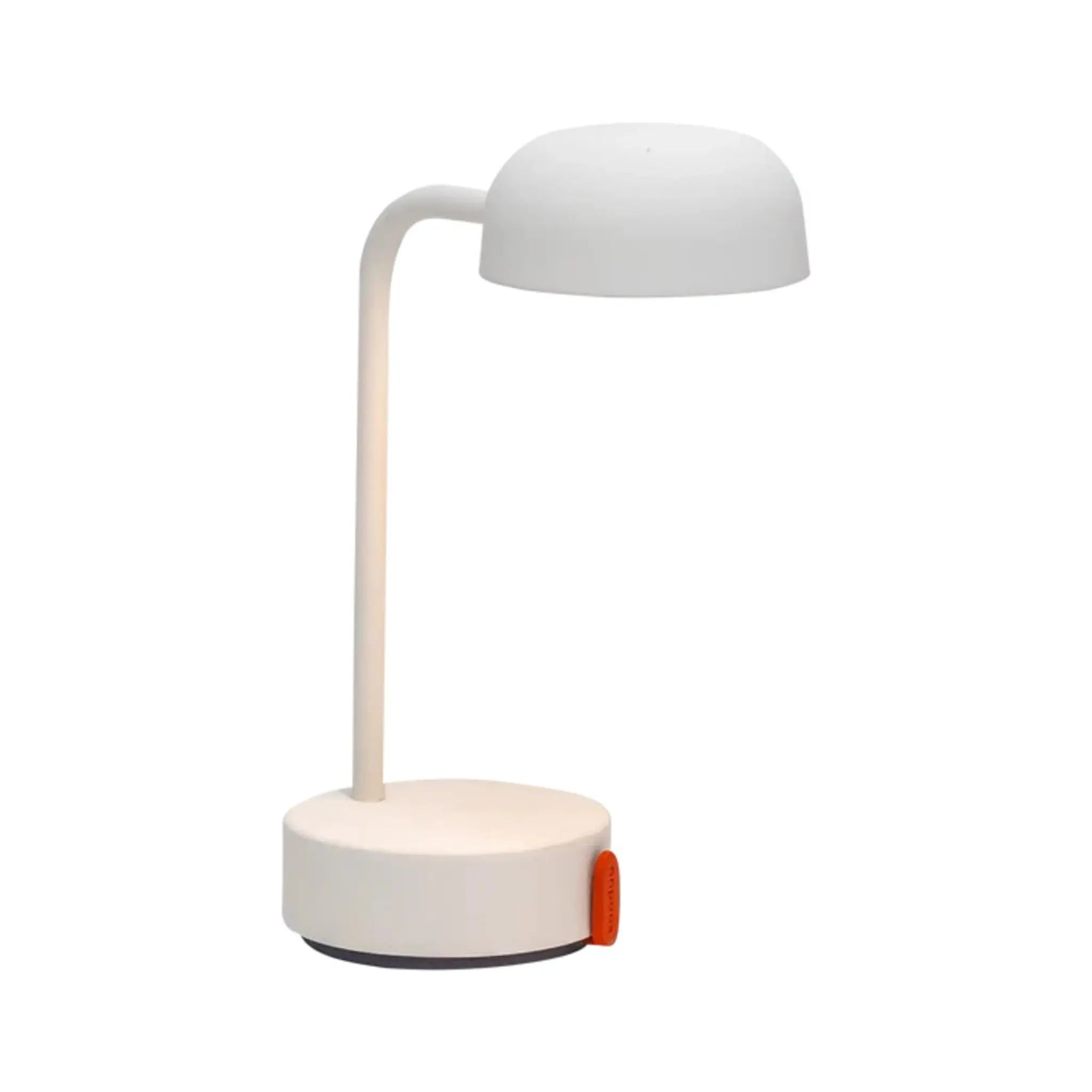 Eine weiße Schreibtischlampe mit gebogenem Arm, weißem Schirm und orangefarbenem Einschaltknopf am Sockel.