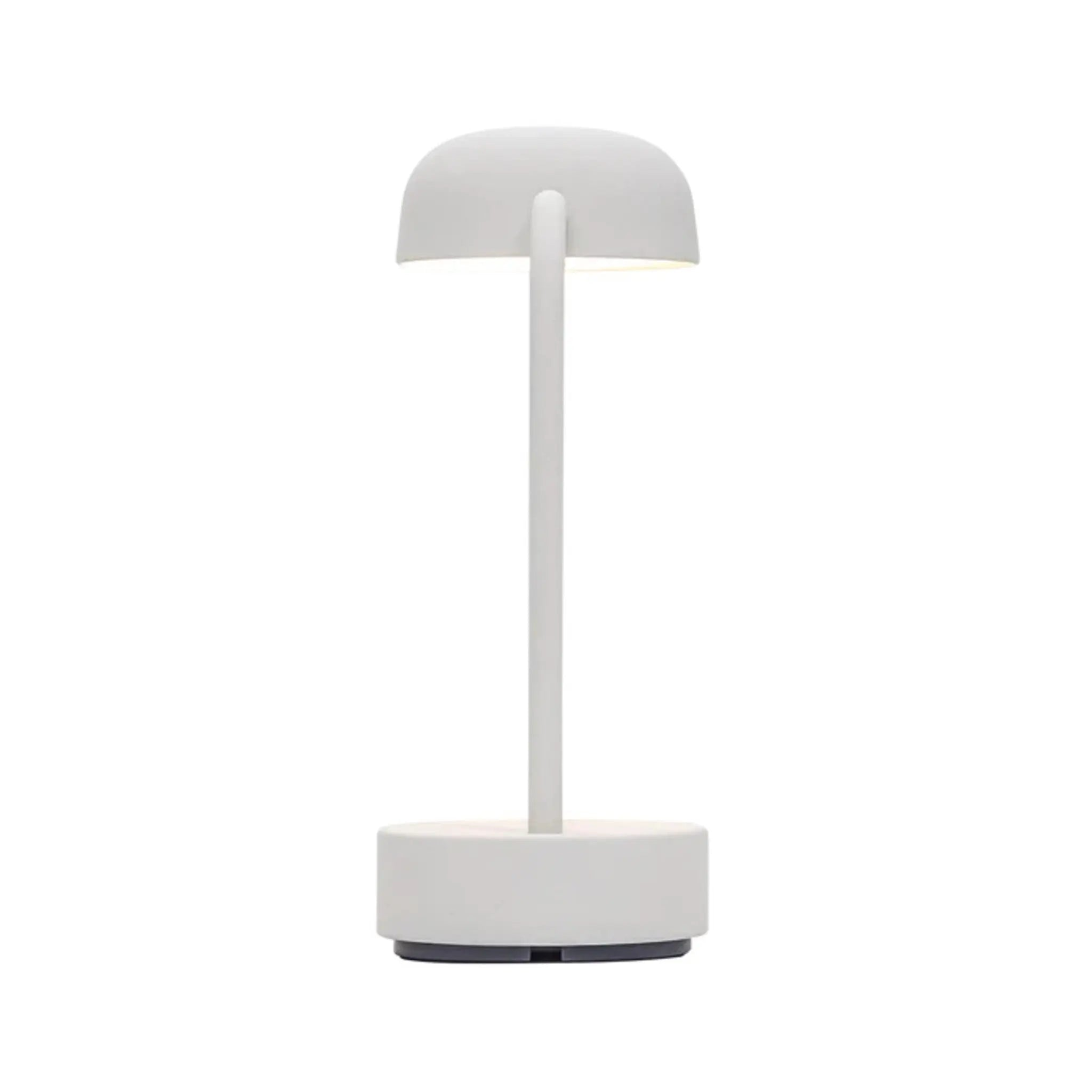 Eine weiße Tischlampe, schlichtes Design, mit rundem Fuß und Halbkugel-Schirm.
